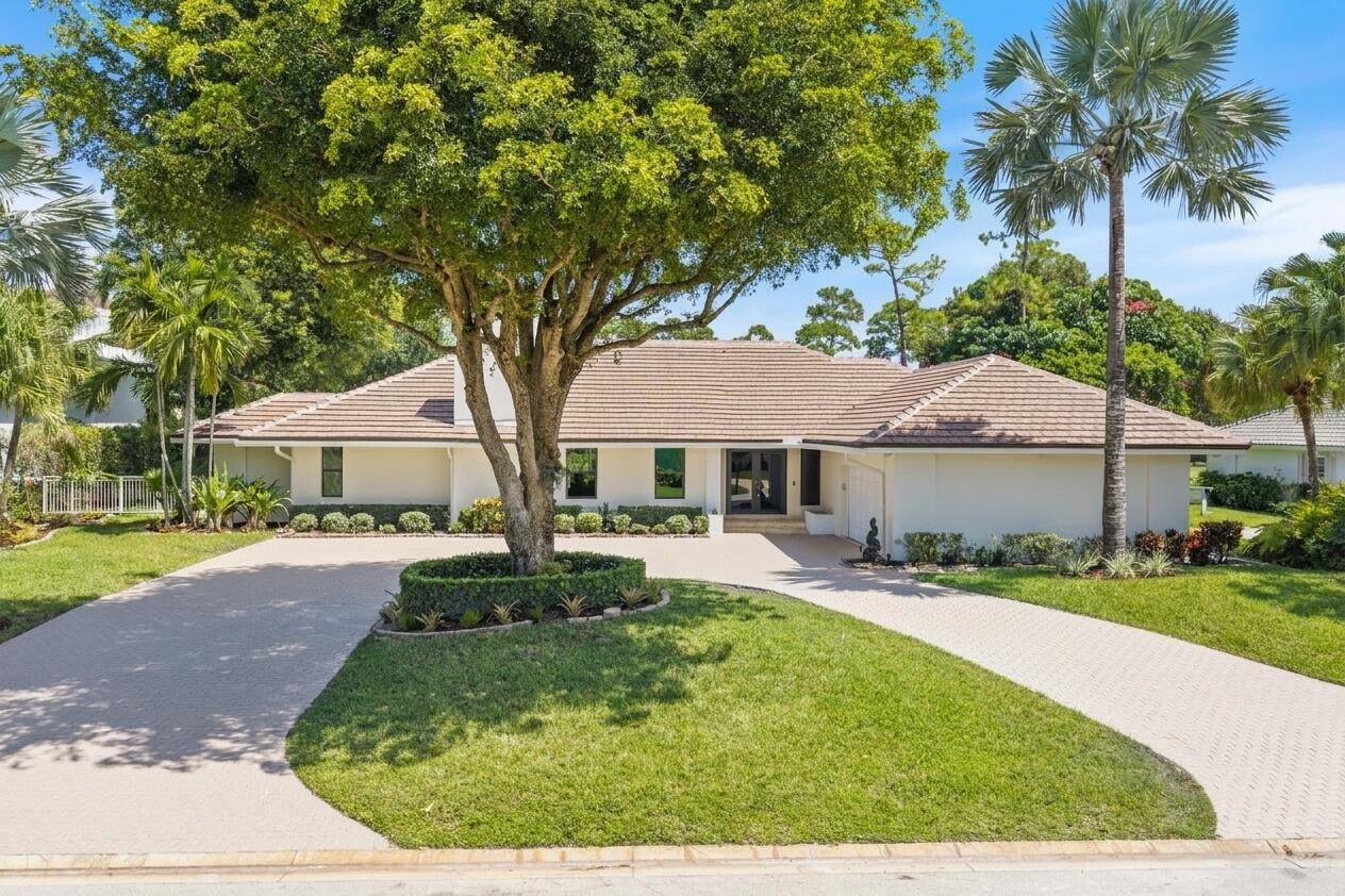 Foto de propiedad en 460 Glenbrook Drive, Atlantis, FL 33462 Atlantis con MLS# 