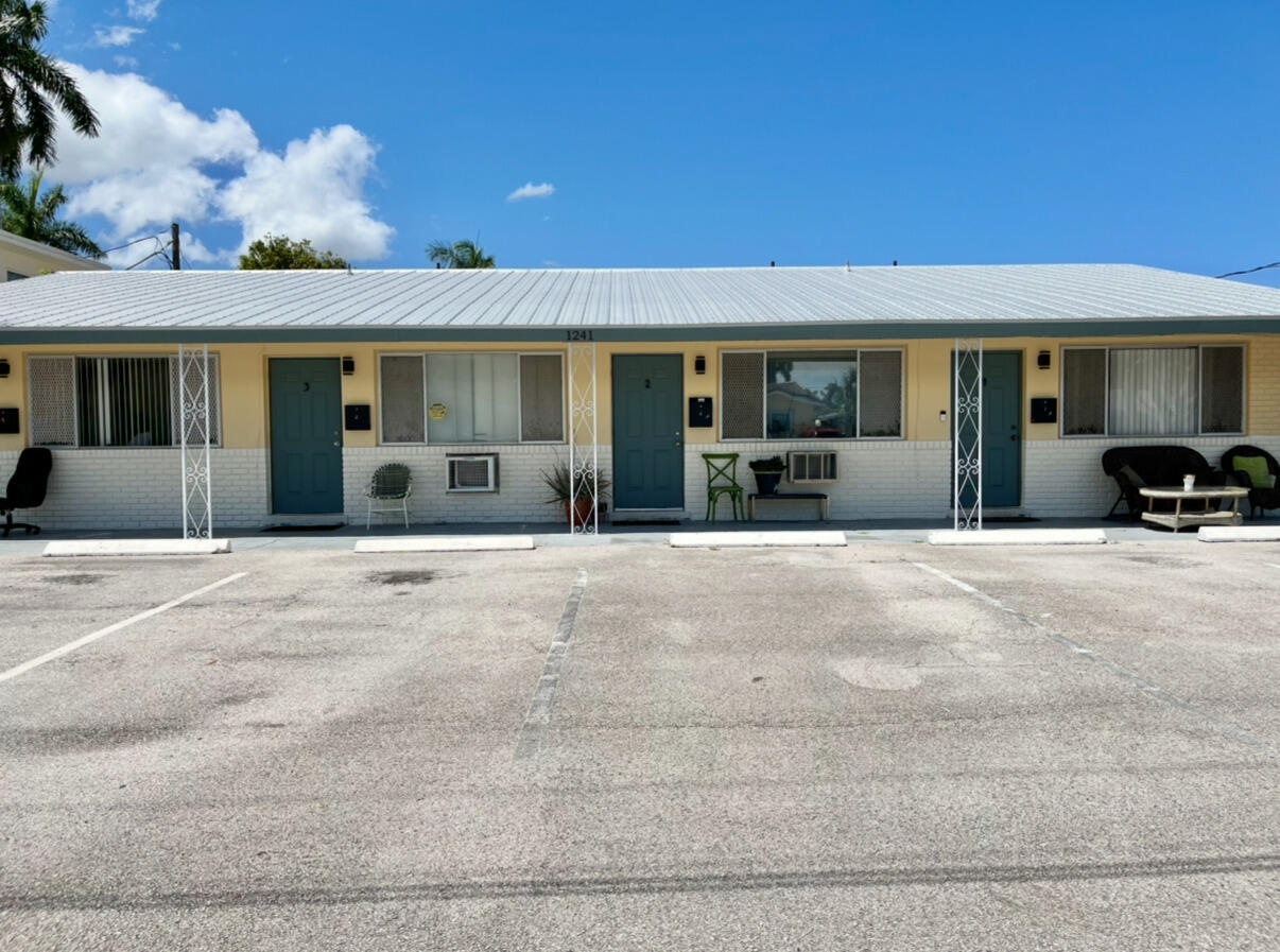 Foto de propiedad en 1241 SE 3RD Street 1-4, Deerfield Beach, FL 33441 Deerfield Beach con MLS# 
