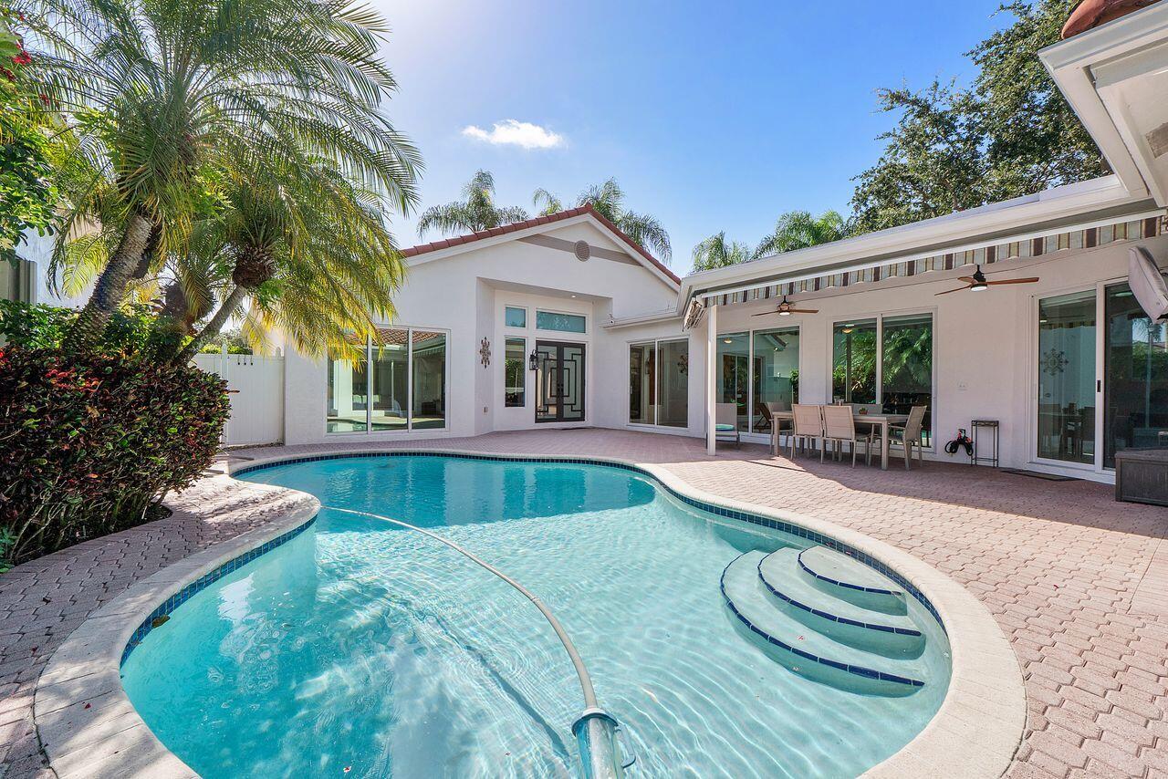 Foto de propiedad en 1081 BEL AIRE Drive E, Pembroke Pines, FL 33027 Pembroke Pines con MLS# 