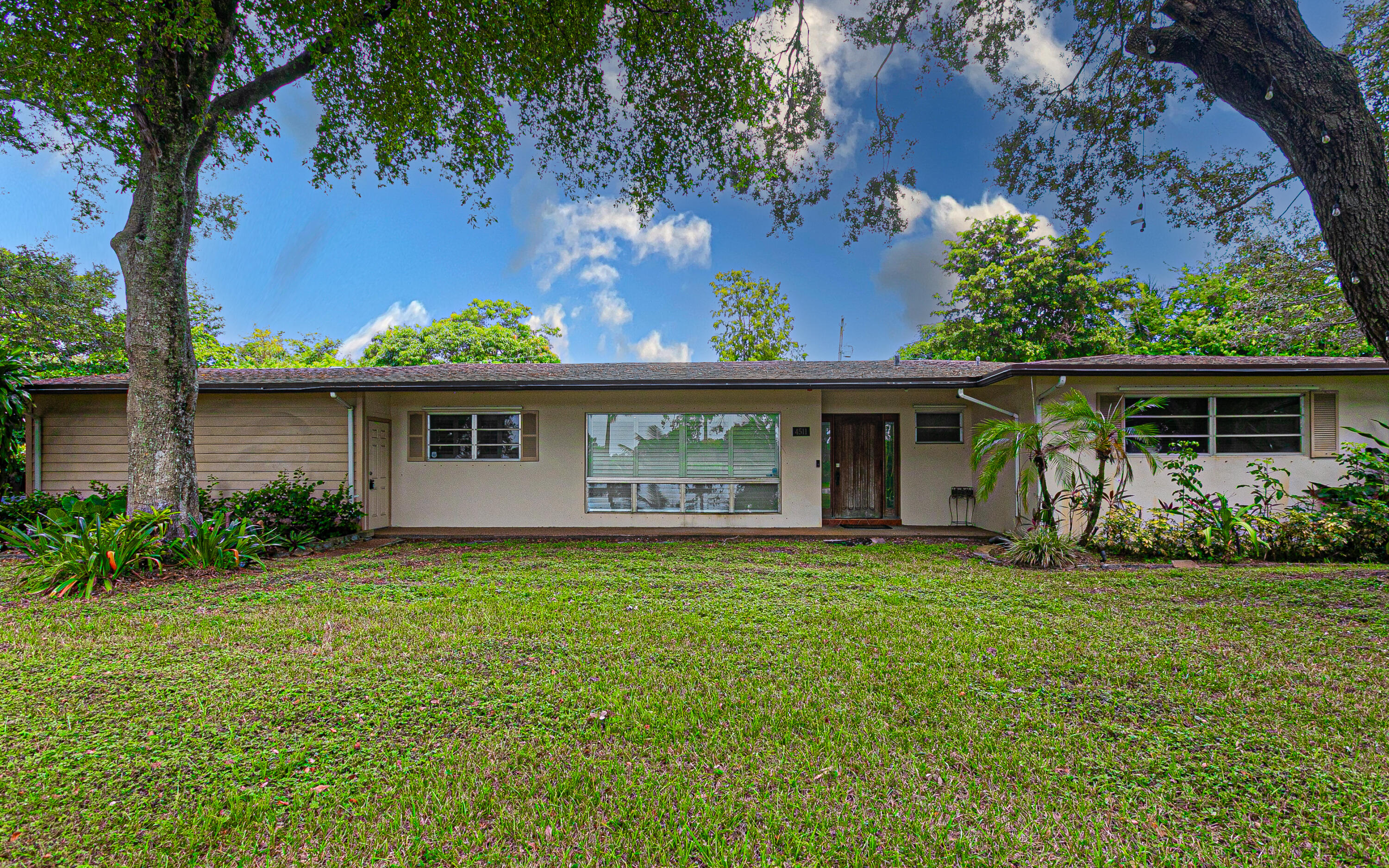 Foto de propiedad en 4511 E Country Club Circle, Plantation, FL 33317 Plantation con MLS# 