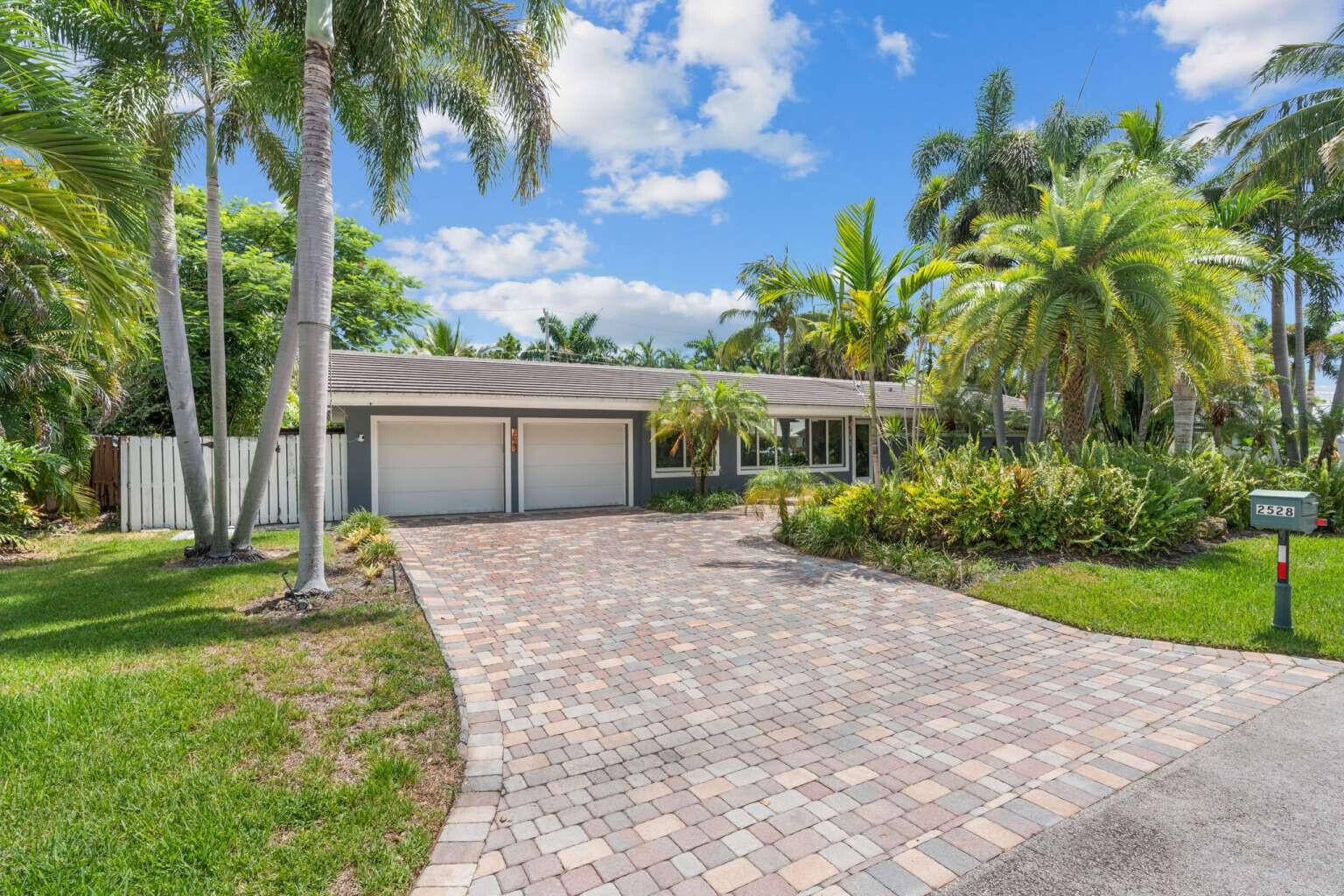 Foto de propiedad en 2528 NE 26TH Terrace, Fort Lauderdale, FL 33305 Fort Lauderdale con MLS# 