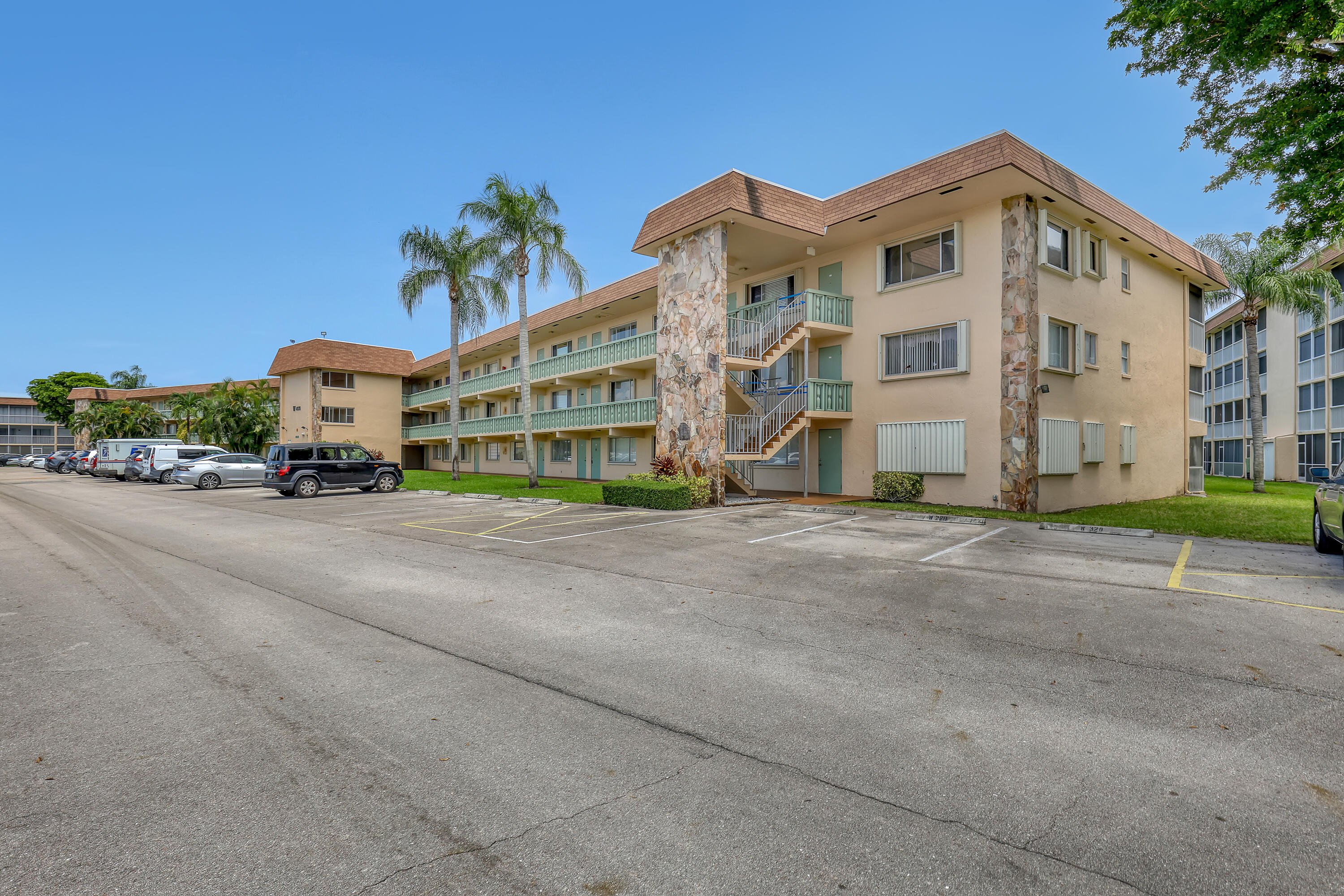 En Venta 400 VILLAGE GREEN Circle W 117, Palm Springs, FL 33461, Palm Springs, FL 33461