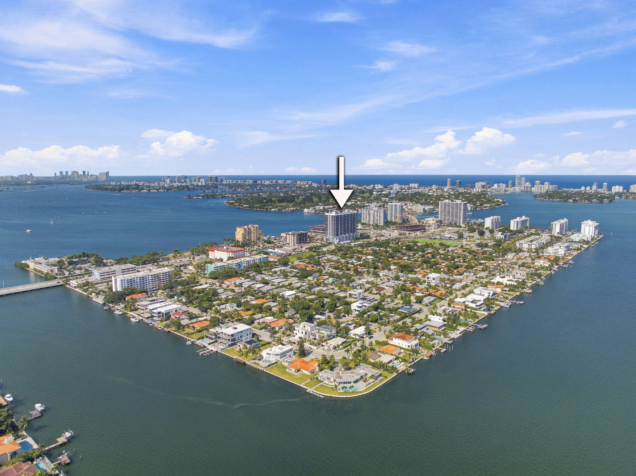 Foto de propiedad en 7901 HISPANOLA Avenue 1008, North Bay Village, FL 33141 North Bay Village con MLS# 