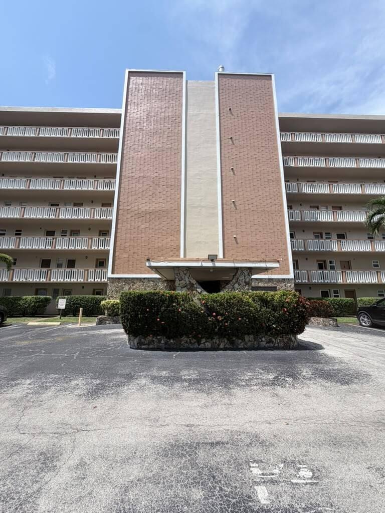 Foto de propiedad en 900 NE 12th Avenue 708, Hallandale Beach, FL 33009 Hallandale Beach con MLS# 