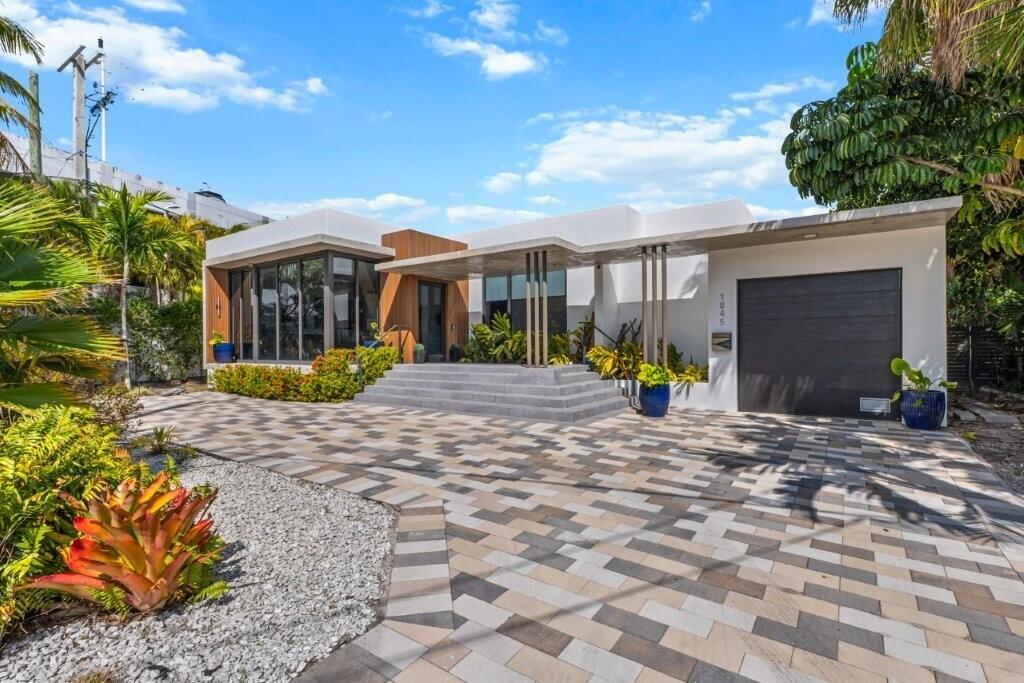 Foto de propiedad en 1845 NE 124TH Street, North Miami, FL 33181 North Miami con MLS# 