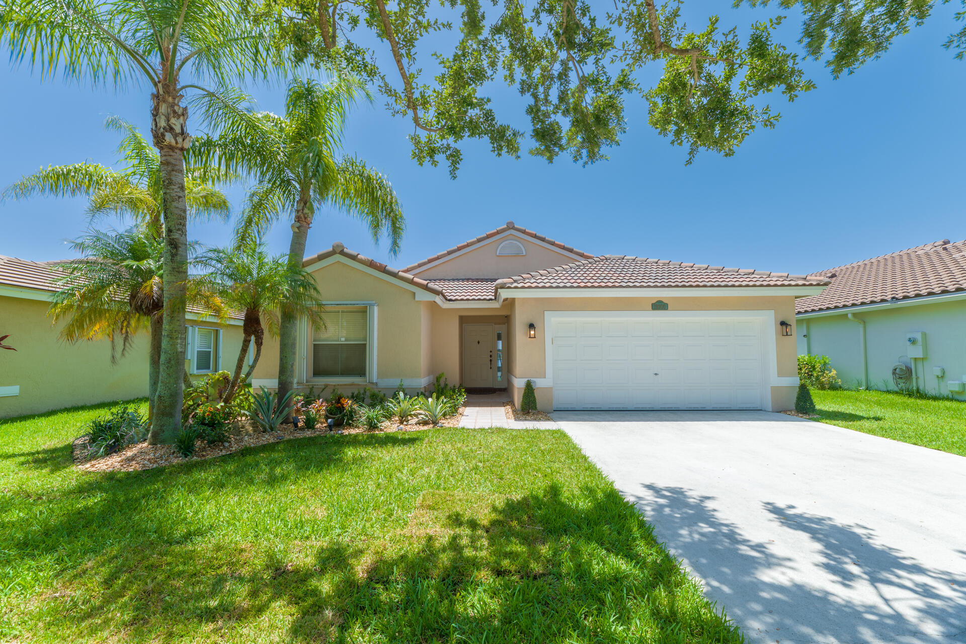 Foto de propiedad en 19200 NW 24TH Court, Pembroke Pines, FL 33029 Pembroke Pines con MLS# 
