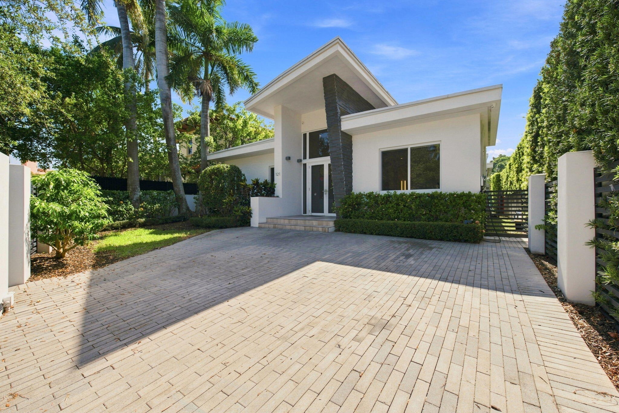 Foto de propiedad en 121 S GORDON Road, Fort Lauderdale, FL 33301 Fort Lauderdale con MLS# 