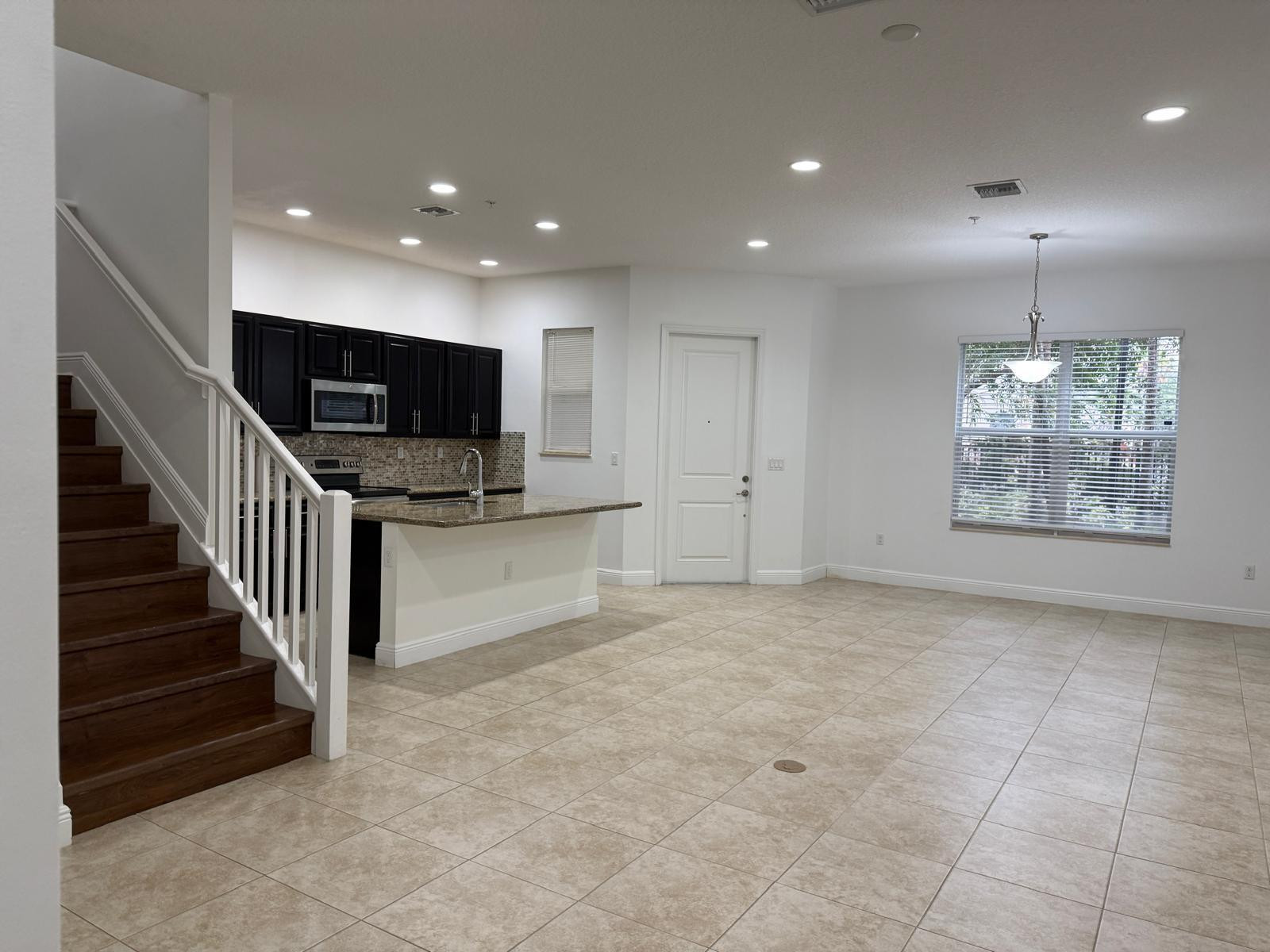 Foto de propiedad en 12466 NW 17TH Court, Pembroke Pines, FL 33028 Pembroke Pines con MLS# 