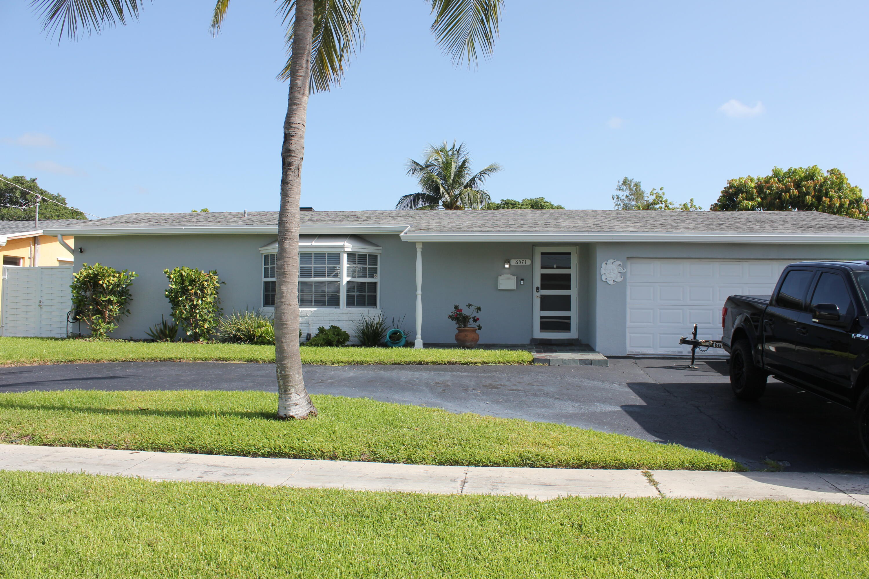 Foto de propiedad en 8571 NW 24th Court, Sunrise, FL 33322 Sunrise con MLS# 