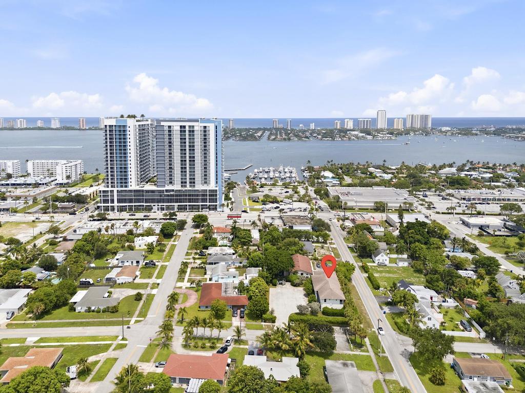 Foto de propiedad en 105 2nd Street 3, Lake Park, FL 33403 Lake Park con MLS# 