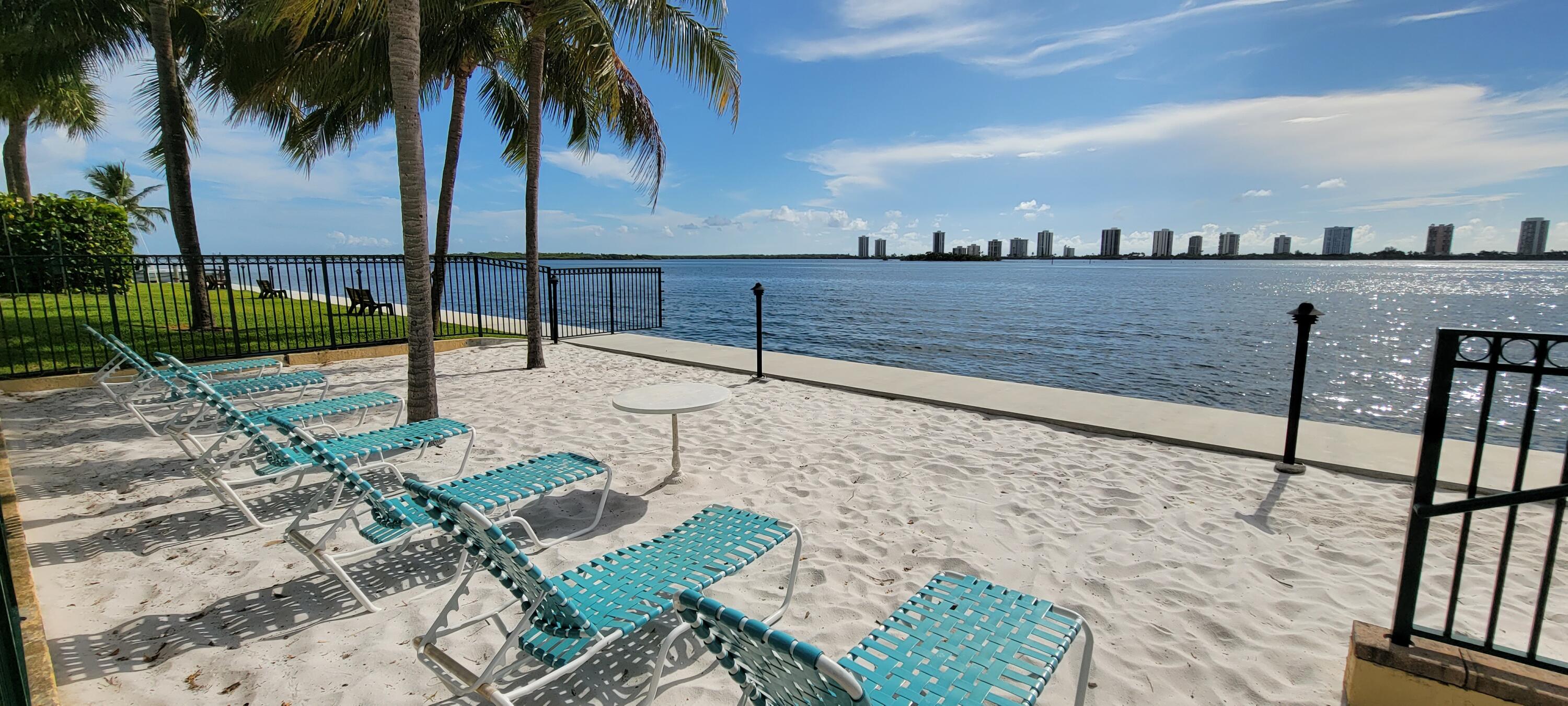 Foto de propiedad en 1125 Lake Shore Drive 202, Lake Park, FL 33403 Lake Park con MLS# 