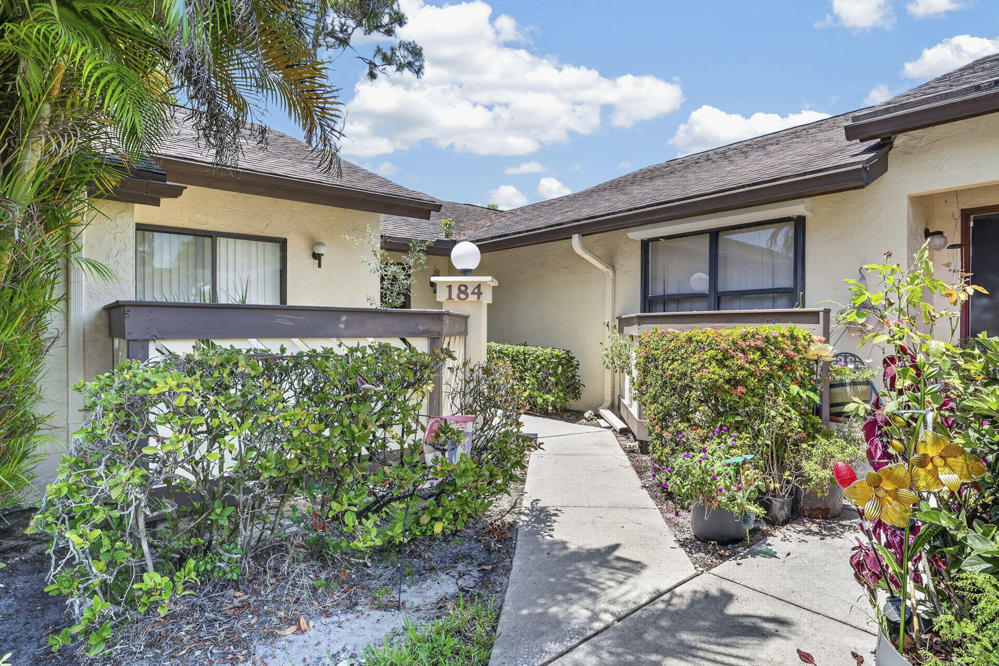 Foto de propiedad en 184 MASTIC TREE Court, Royal Palm Beach, FL 33411 Royal Palm Beach con MLS# 