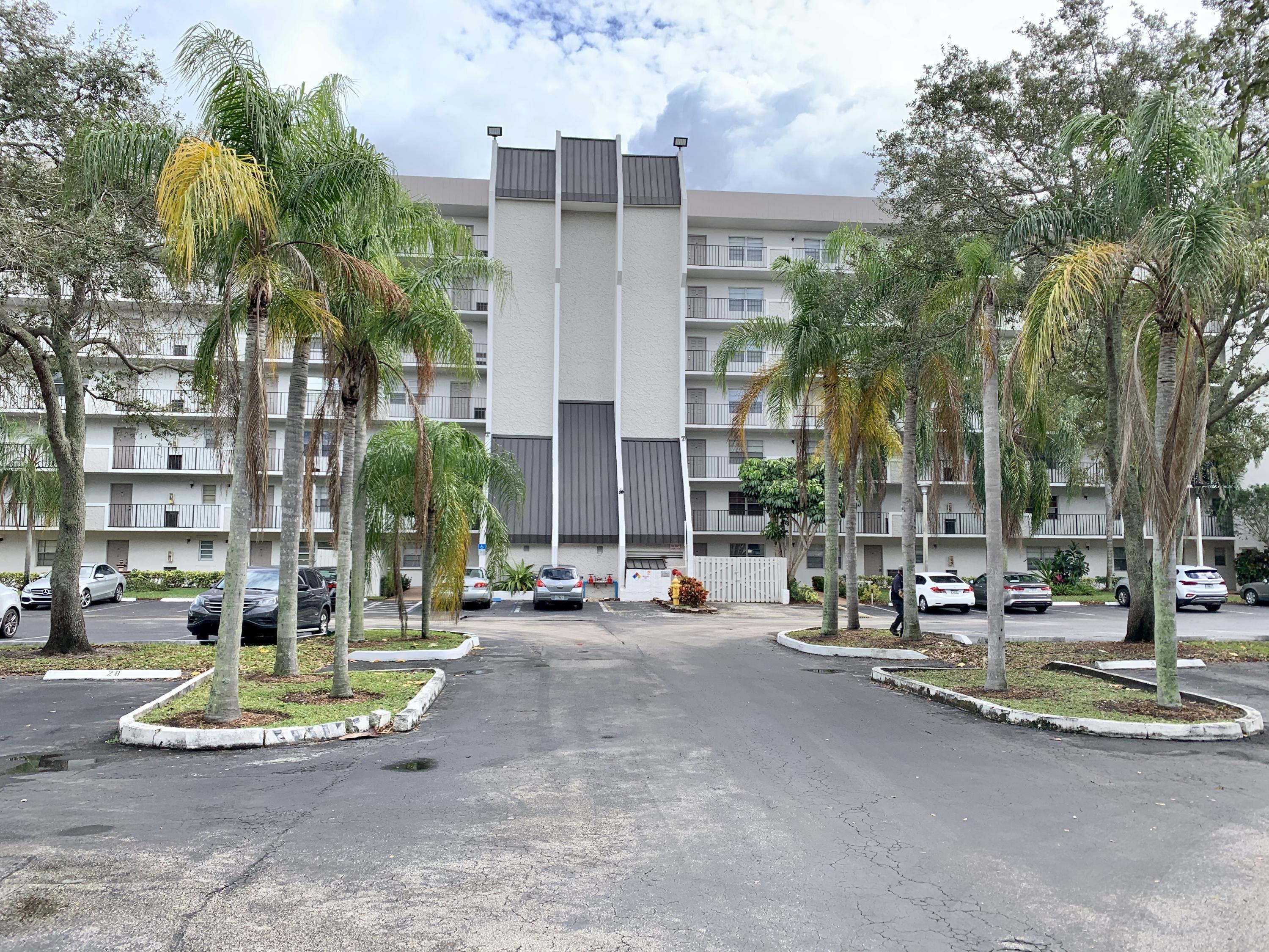 Foto de propiedad en 3100 W ROLLING HILLS Circle 309, Davie, FL 33328 Davie con MLS# 
