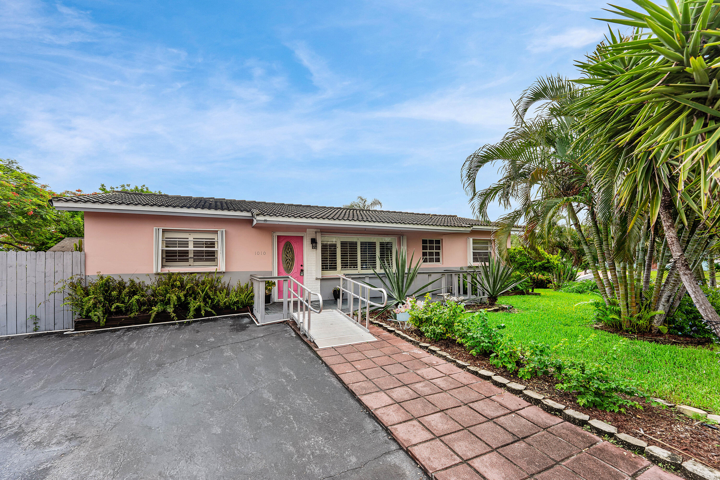 Foto de propiedad en 1010 SW 6TH Avenue, Deerfield Beach, FL 33441 Deerfield Beach con MLS# 