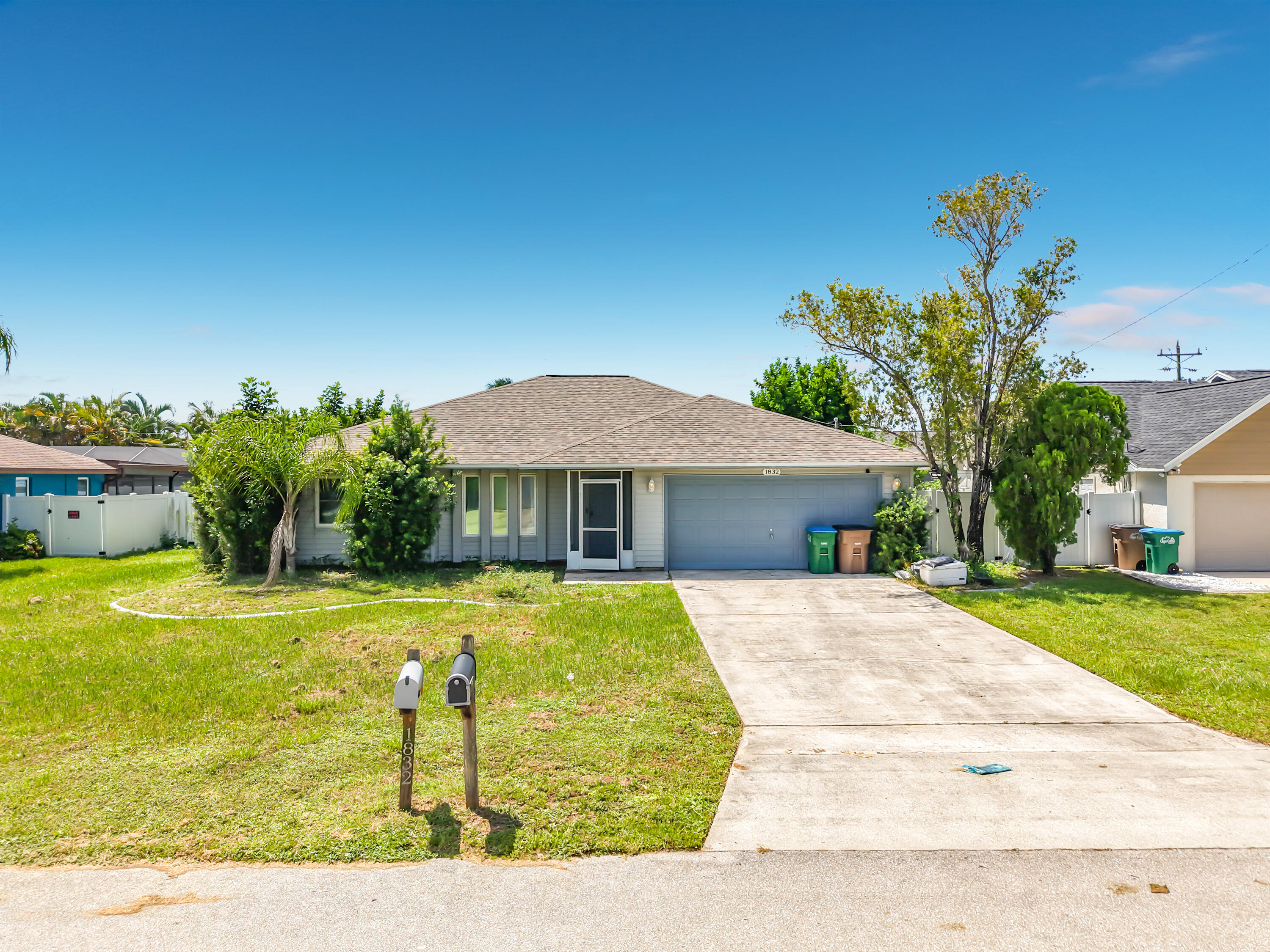 Foto de propiedad en 1832 SE Van Loon Terrace, Cape Coral, FL 33990 Cape Coral con MLS# 
