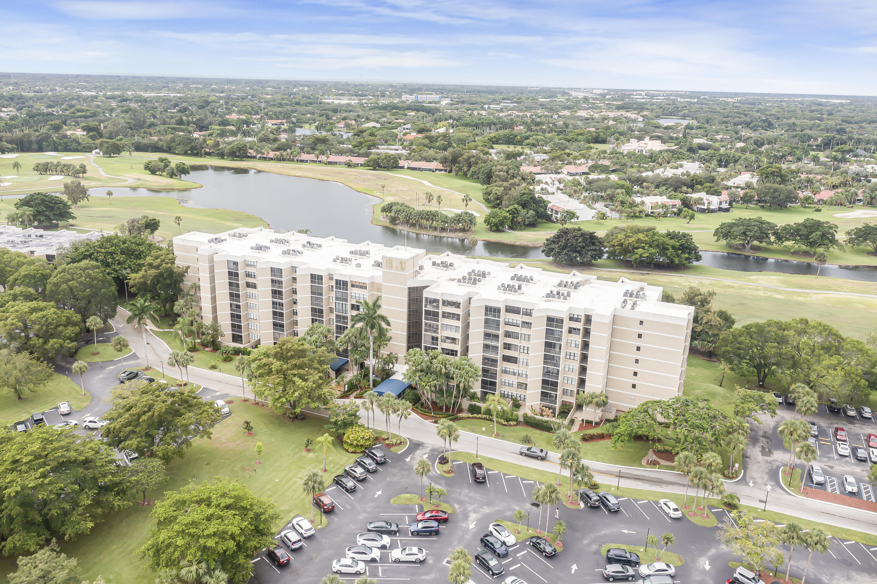 Foto de propiedad en 16300 Golf Club Road 114, Weston, FL 33326 Weston con MLS# 