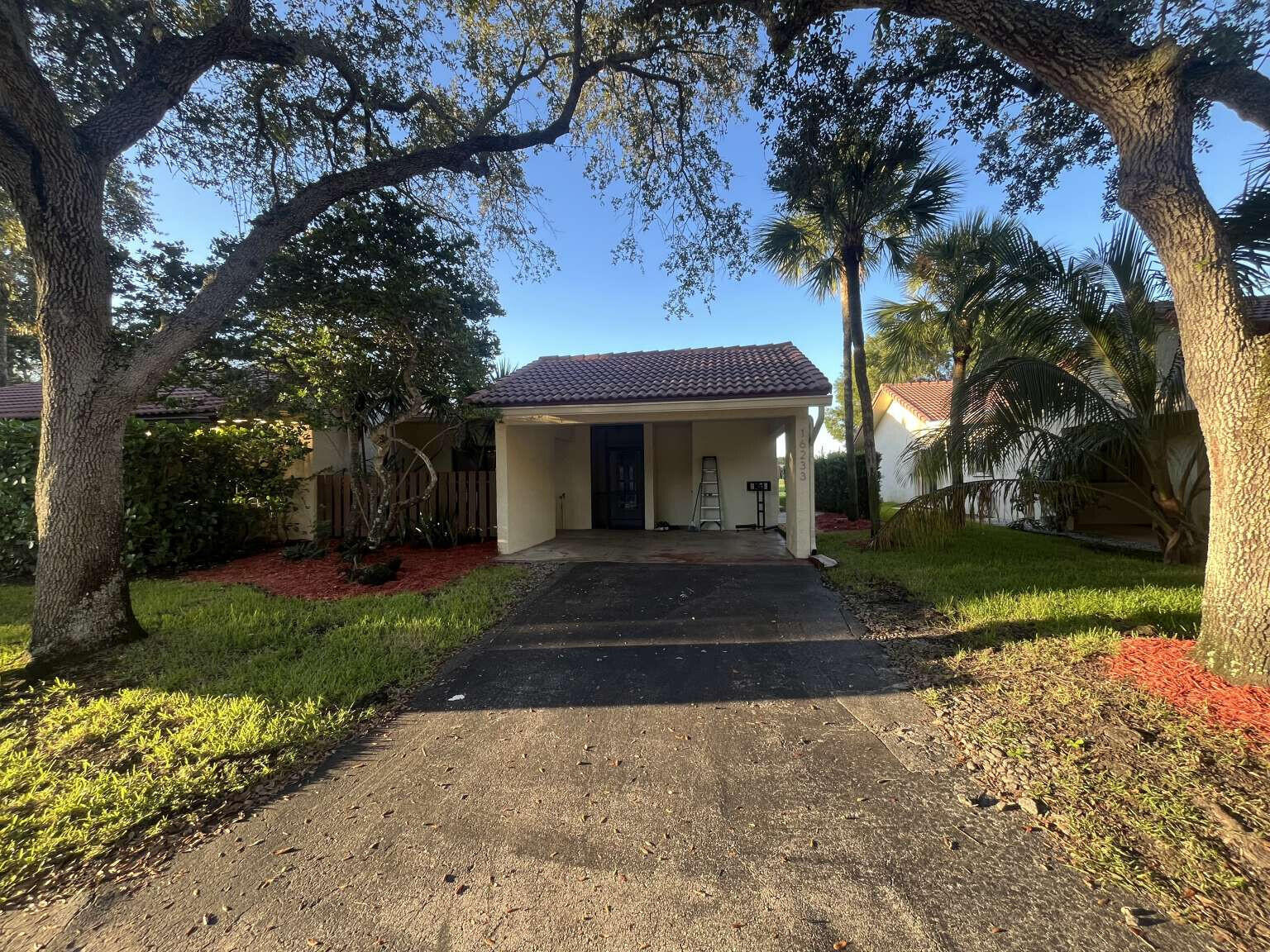 Foto de propiedad en 16233 Laurel Drive 17, Weston, FL 33326 Weston con MLS# 