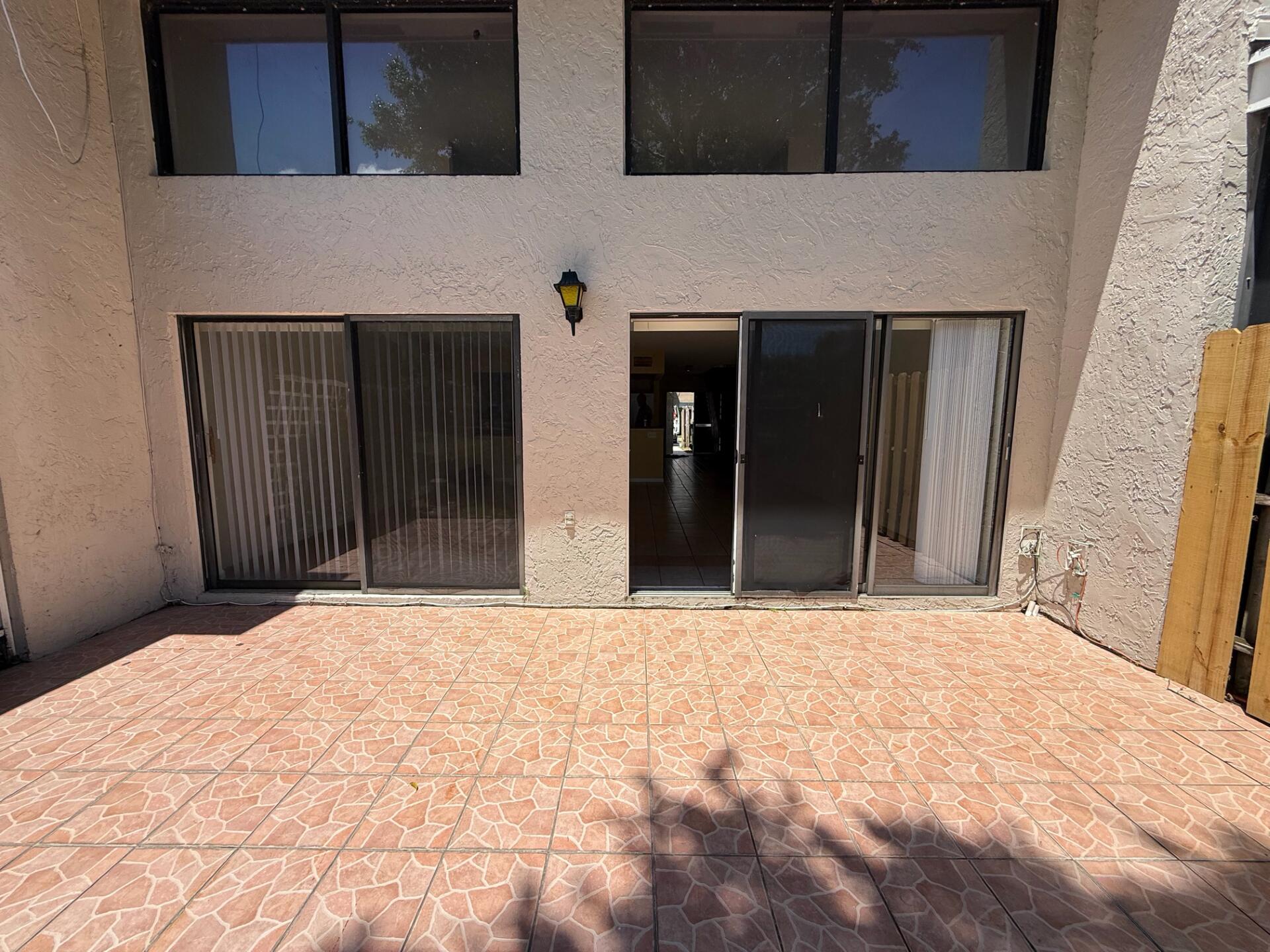 Foto de propiedad en 5006 S University Drive, Davie, FL 33328 Davie con MLS# 