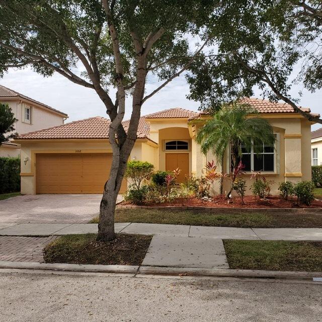 Foto de propiedad en 1002 Lavender Circle, Weston, FL 33327 Weston con MLS# 