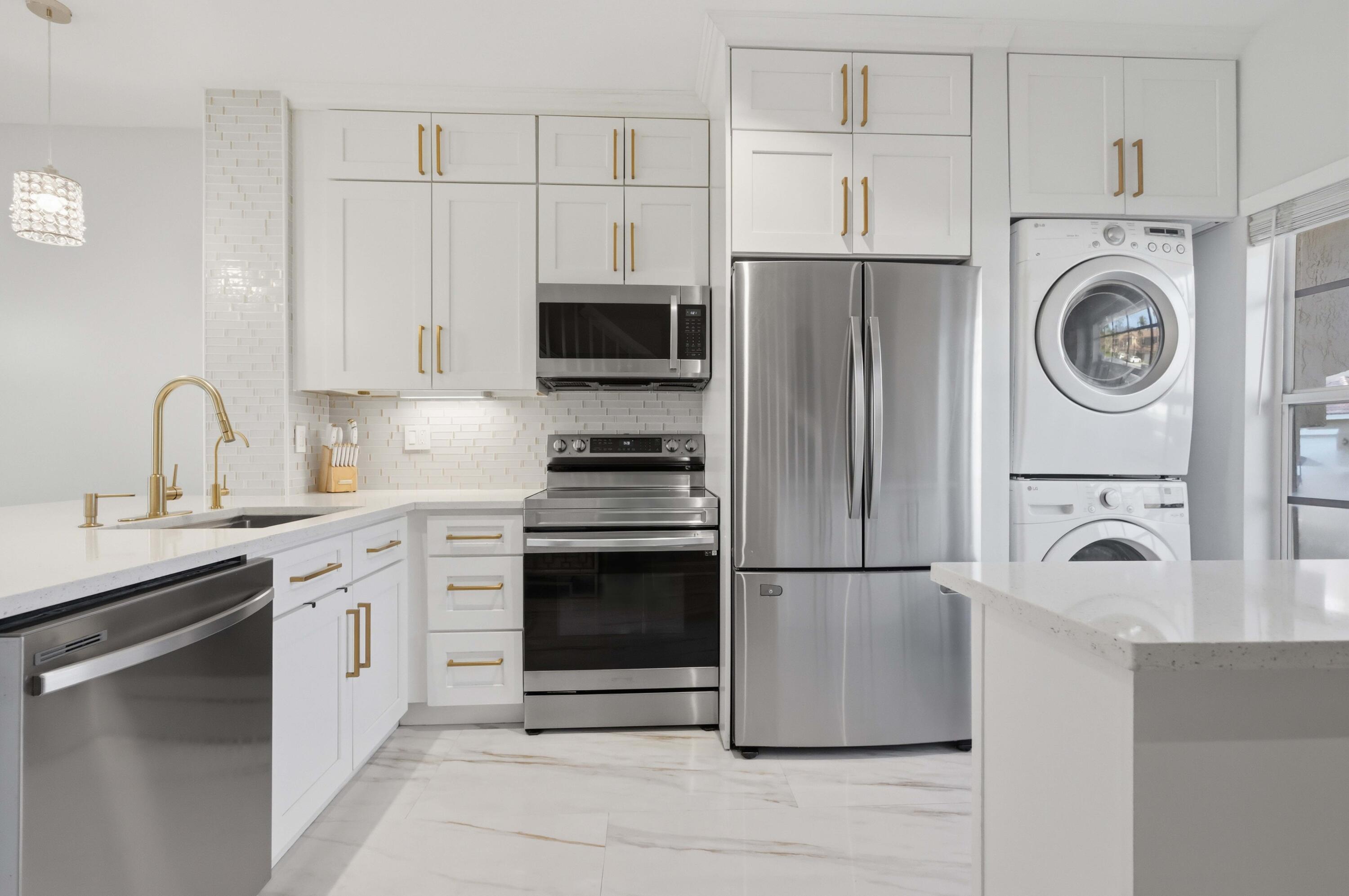 Foto de propiedad en 12207 SW 6TH Street, Pembroke Pines, FL 33025 Pembroke Pines con MLS# 