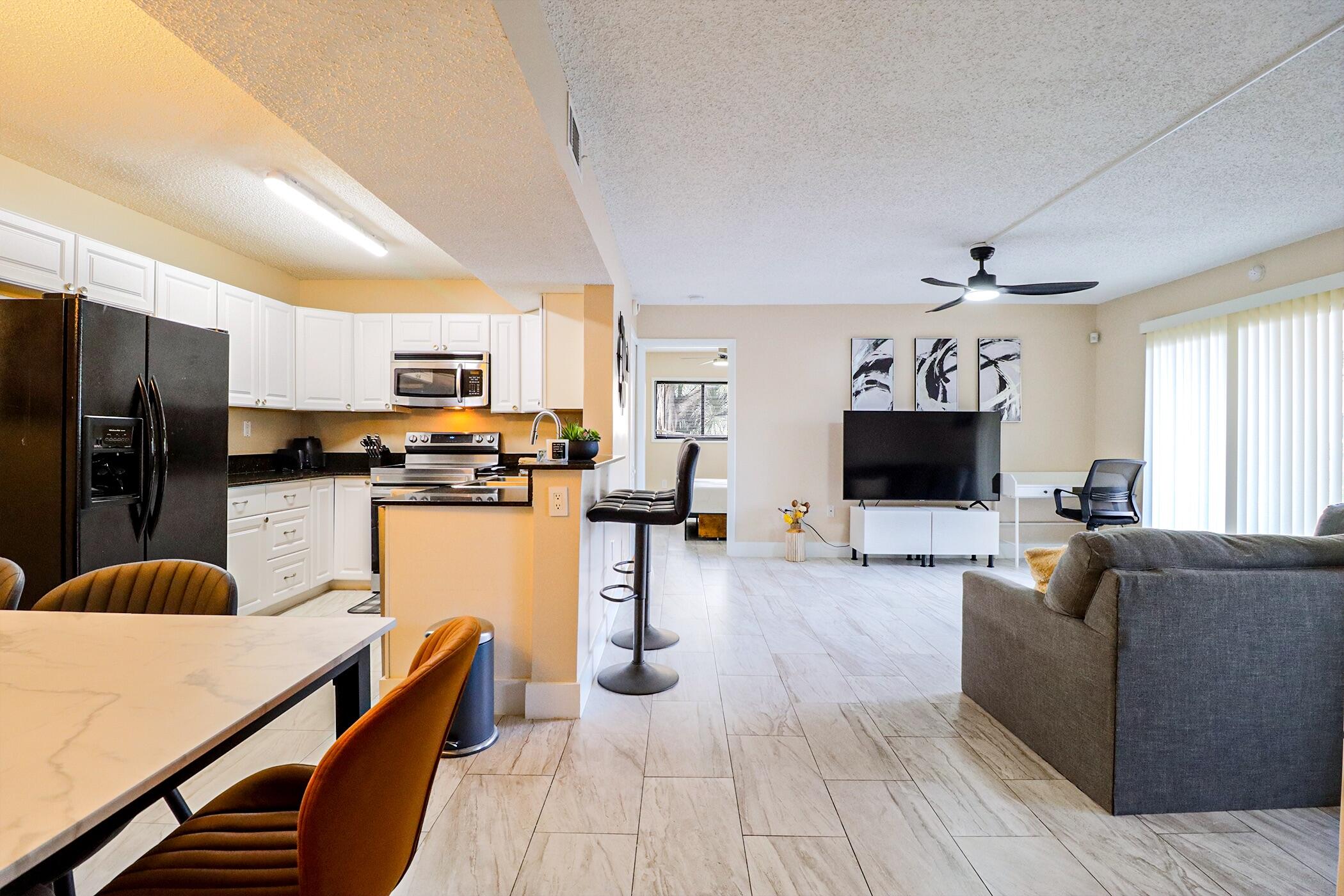 Foto de propiedad en 450 PALM Circle W 106, Pembroke Pines, FL 33025 Pembroke Pines con MLS# 