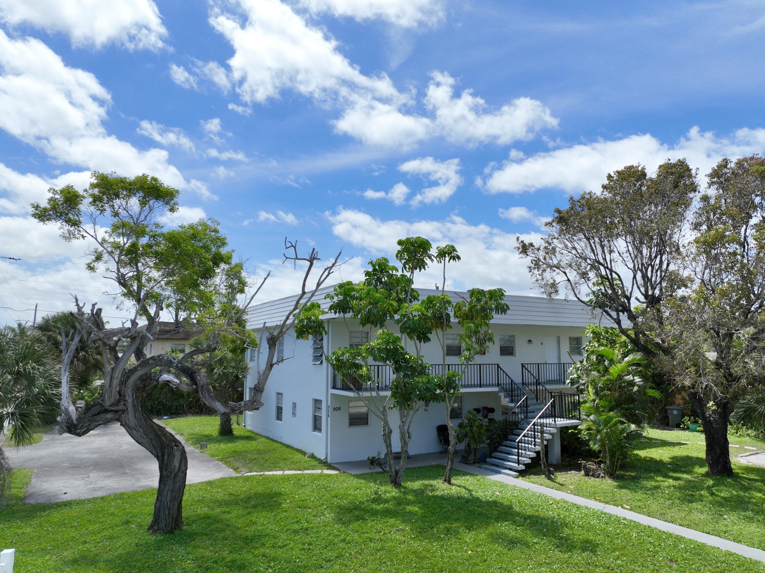 Foto de propiedad en 906 Foresteria Drive, Lake Park, FL 33403 Lake Park con MLS# 