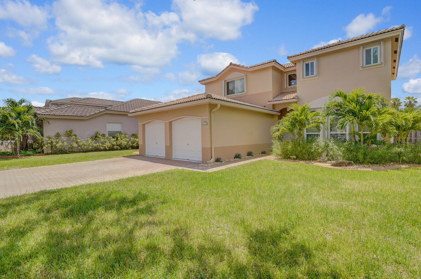 Foto de propiedad en 317 E Garden Cove Circle, Davie, FL 33325 Davie con MLS# 