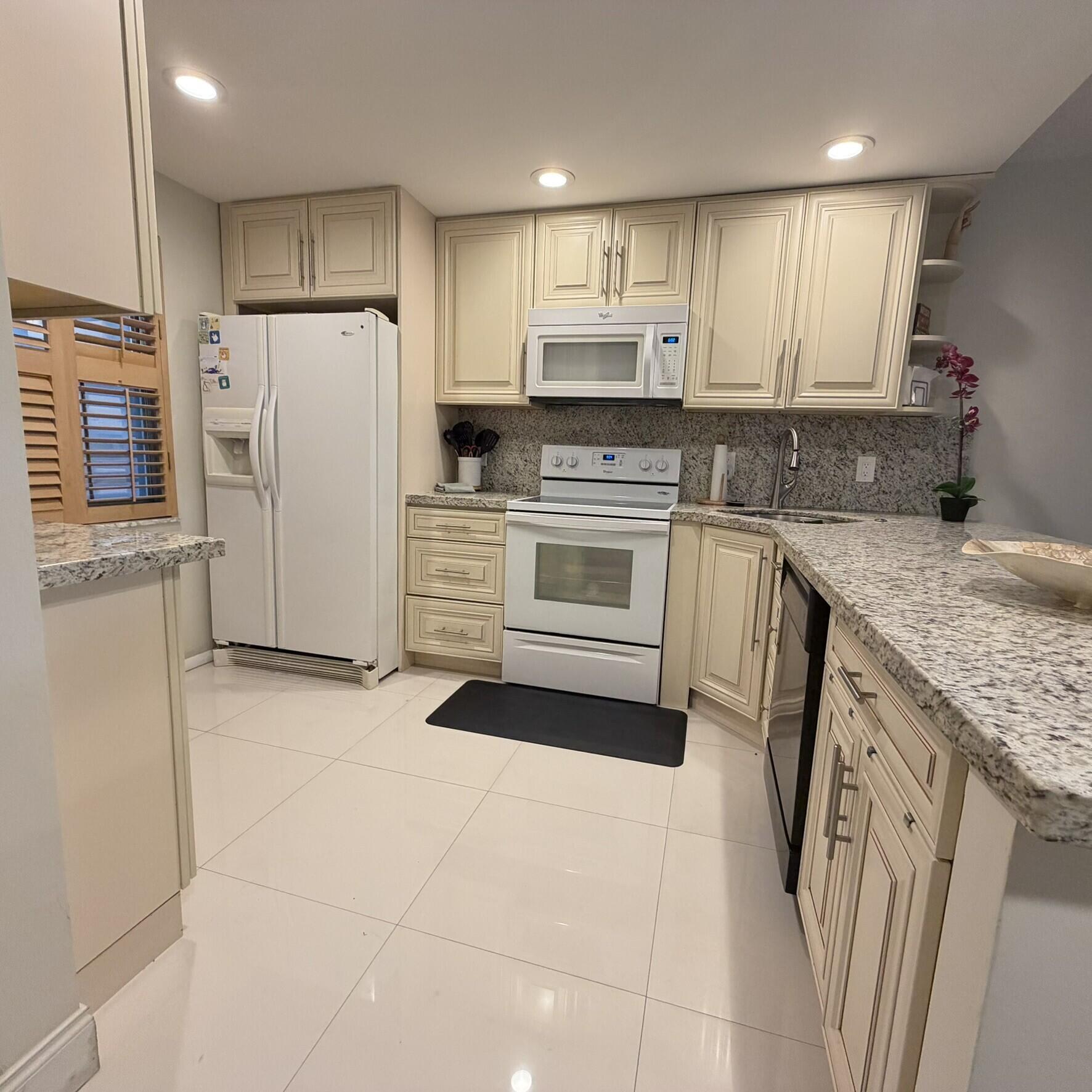 Foto de propiedad en 3800 OAKS CLUBHOUSE Drive 311, Pompano Beach, FL 33069 Pompano Beach con MLS# 
