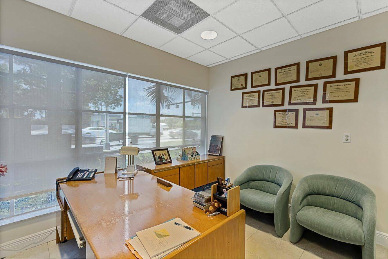 Foto de propiedad en 100 E COMMERCIAL Boulevard, Oakland Park, FL 33334 Oakland Park con MLS# 