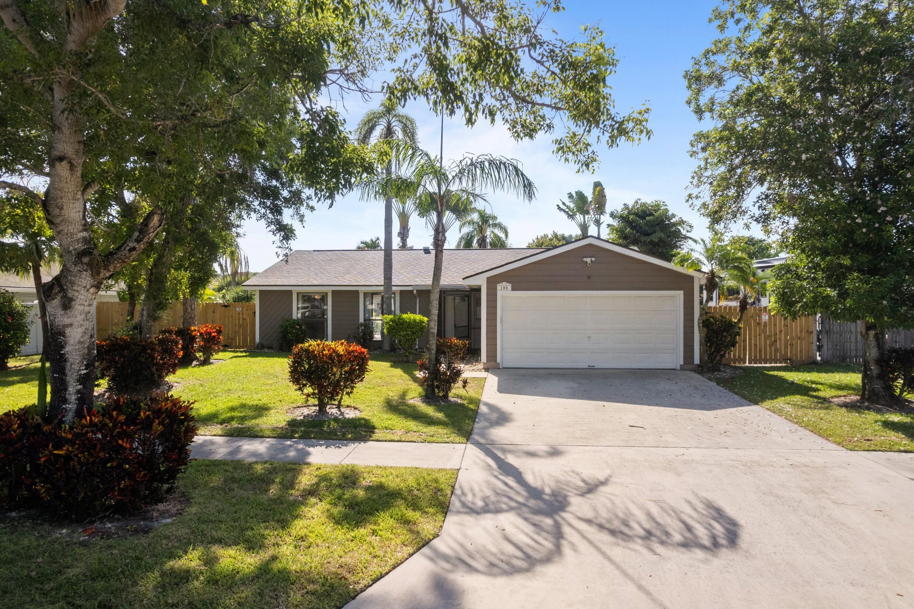 Foto de propiedad en 108 Cambridge Lane, Royal Palm Beach, FL 33411 Royal Palm Beach con MLS# 