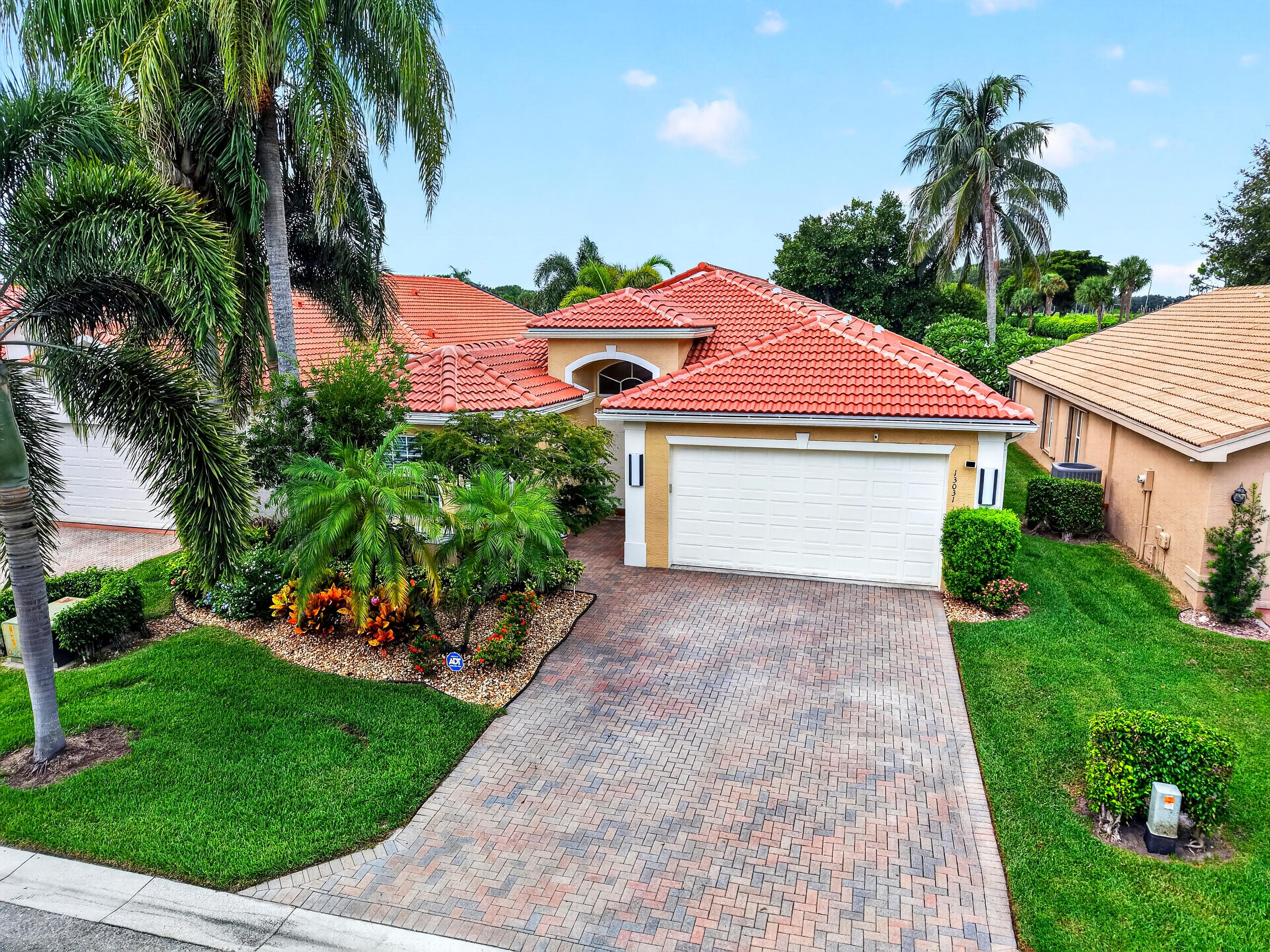 Great location! Walking distance to the beautiful Million $ Clubhouse & Fabulous Amenities