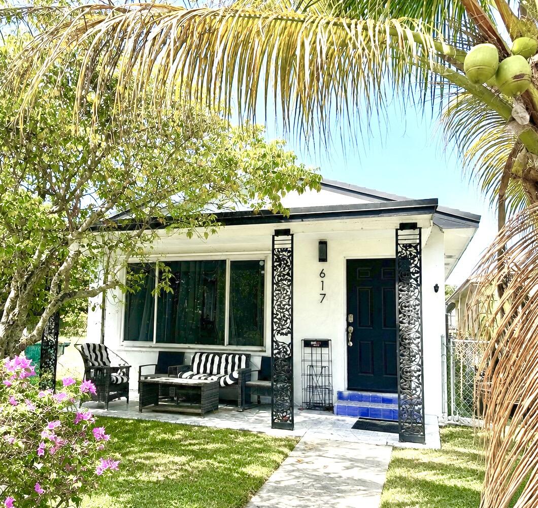 Foto de propiedad en 617 N D Street, Lake Worth Beach, FL 33460 Lake Worth Beach con MLS# 