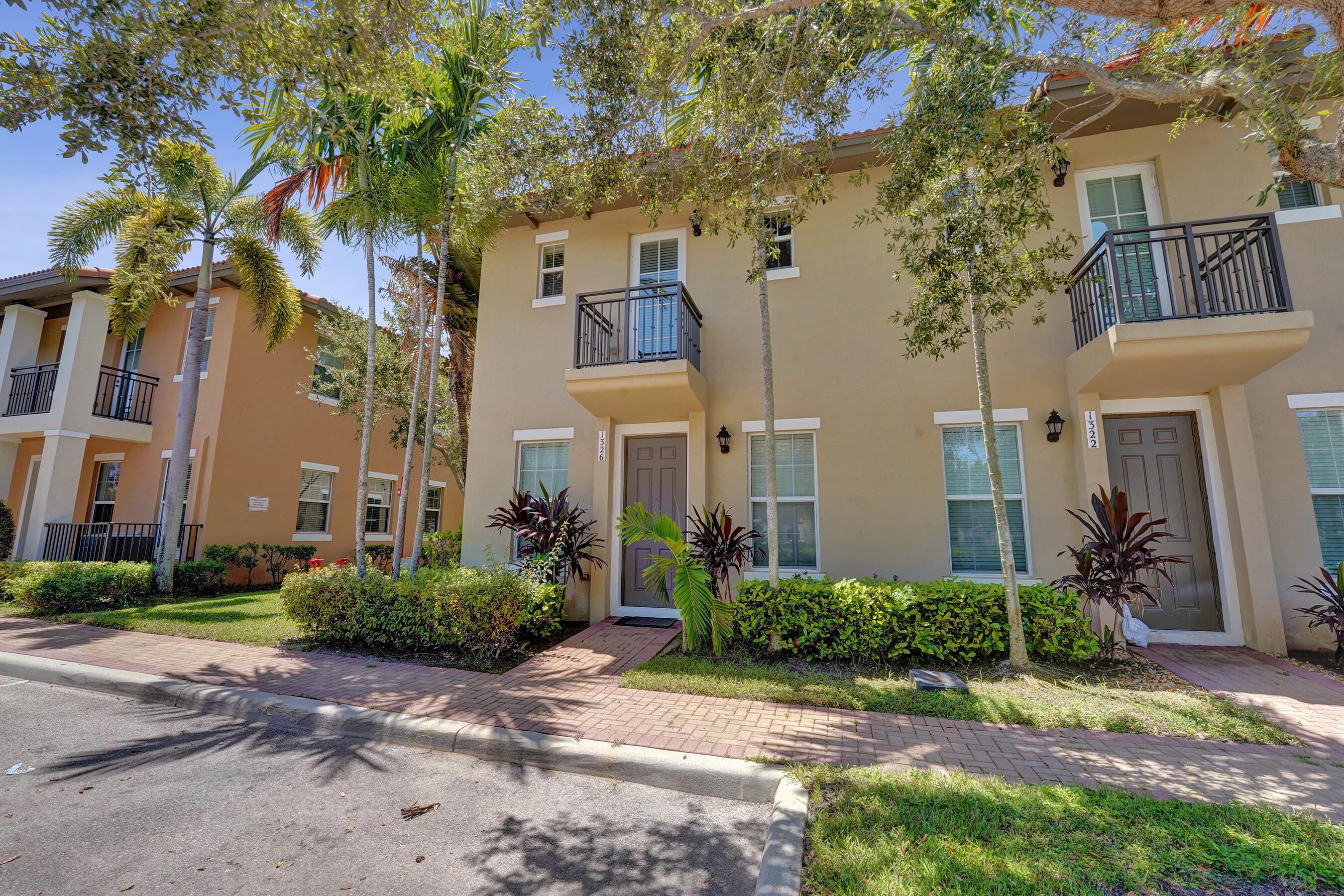 Foto de propiedad en 1326 SW 147TH Terrace, Pembroke Pines, FL 33027 Pembroke Pines con MLS# 