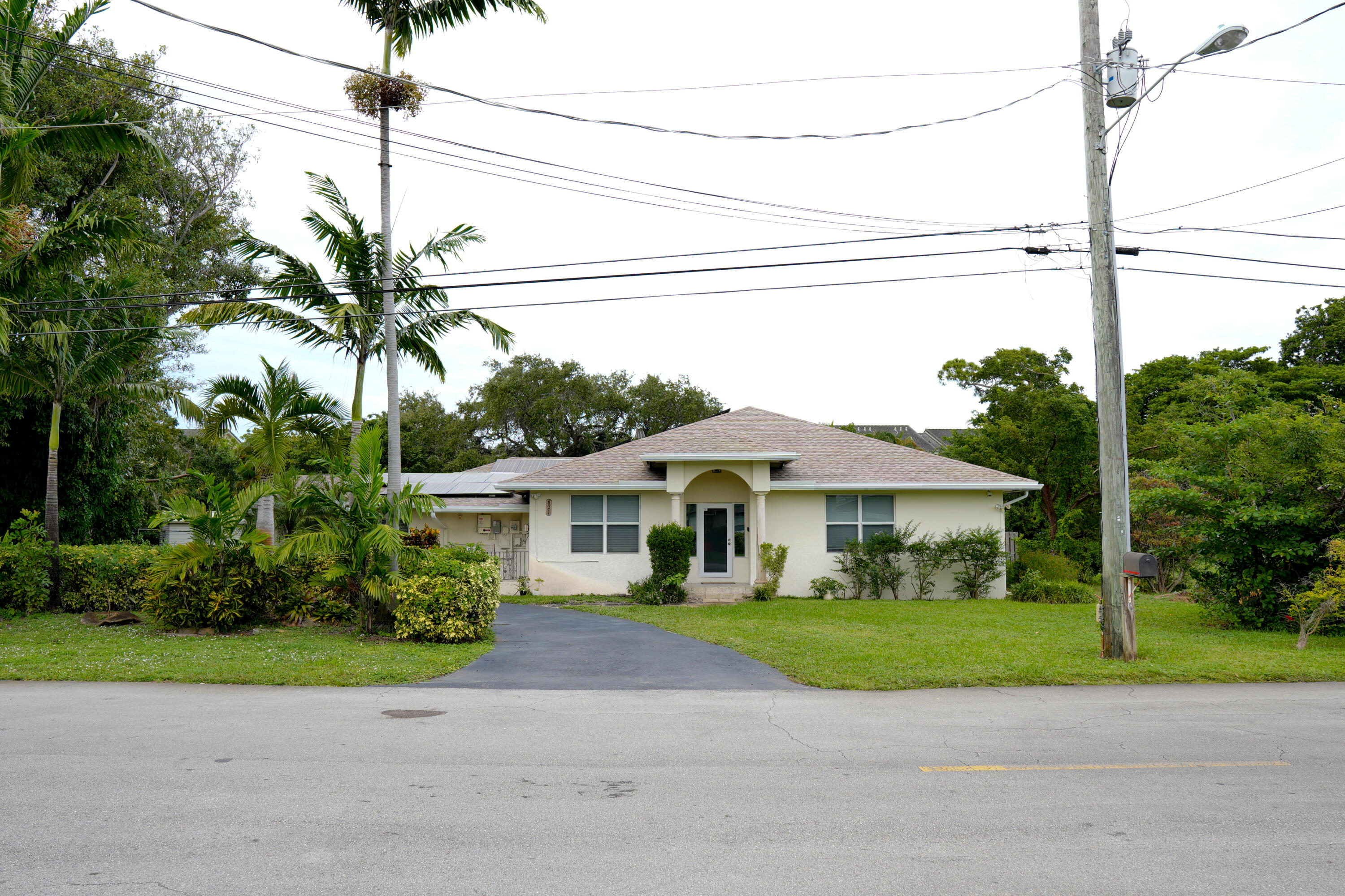 Foto de propiedad en 821 SW 13TH Court, Pompano Beach, FL 33060 Pompano Beach con MLS# 
