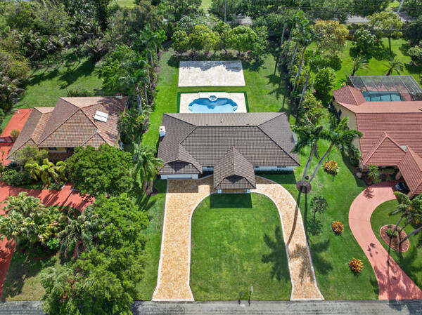 Foto de propiedad en 5510 W CASTLEGATE Avenue, Davie, FL 33331 Davie con MLS# 