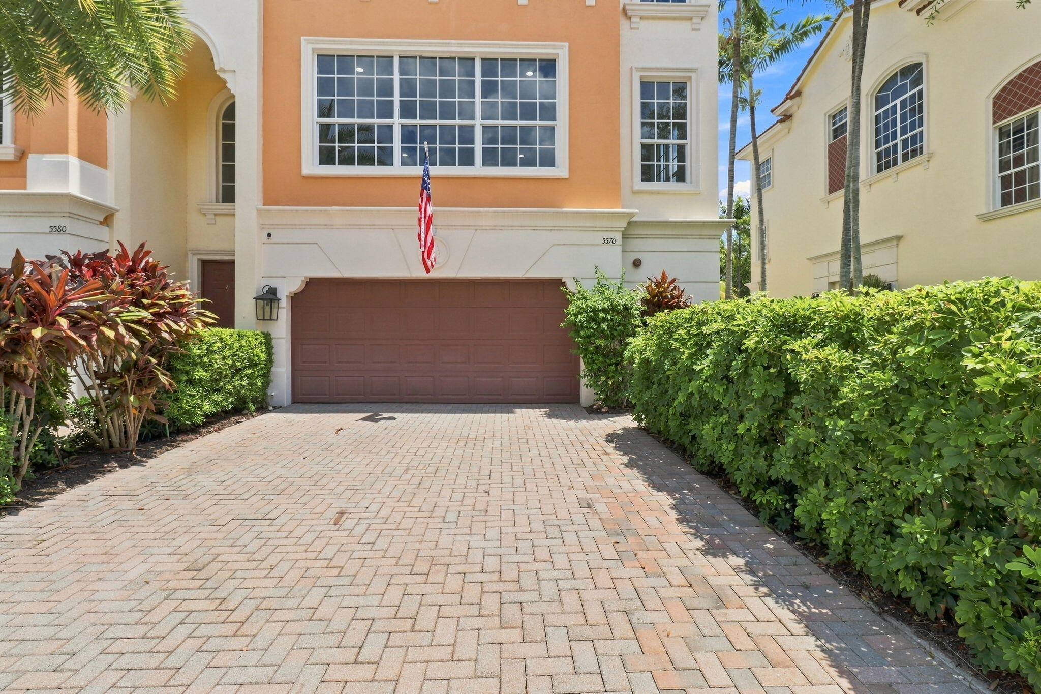 Foto de propiedad en 5570 NE TRIESTE Way, Boca Raton, FL 33487 Boca Raton con MLS# 