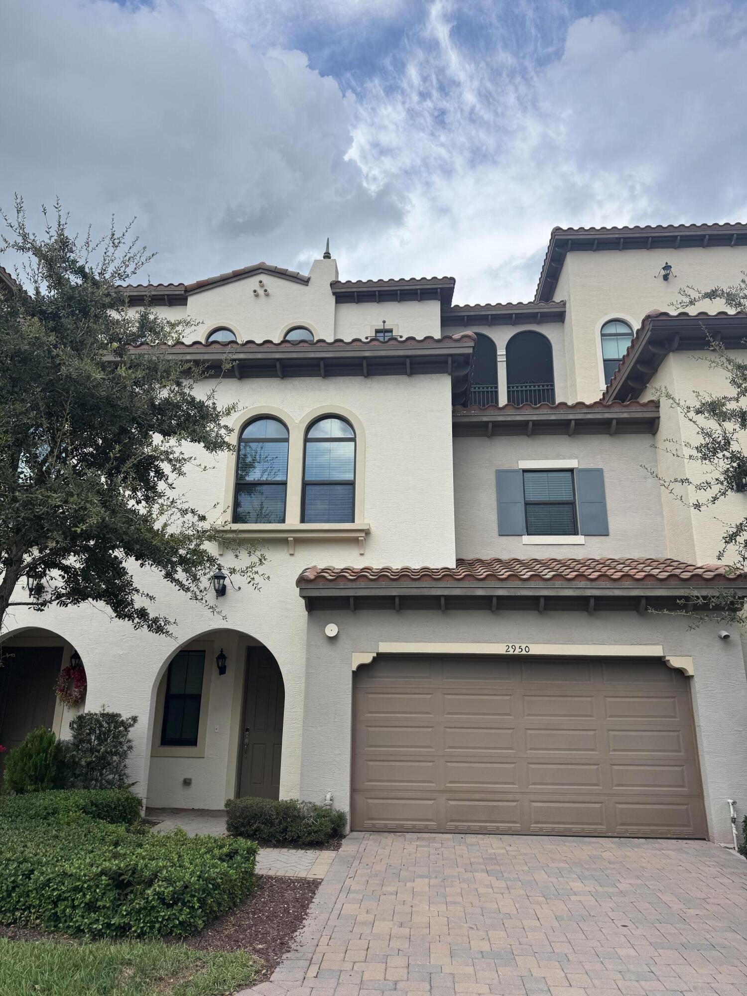 Foto de propiedad en 2950 NW 124th Way, Sunrise, FL 33323 Sunrise con MLS# 