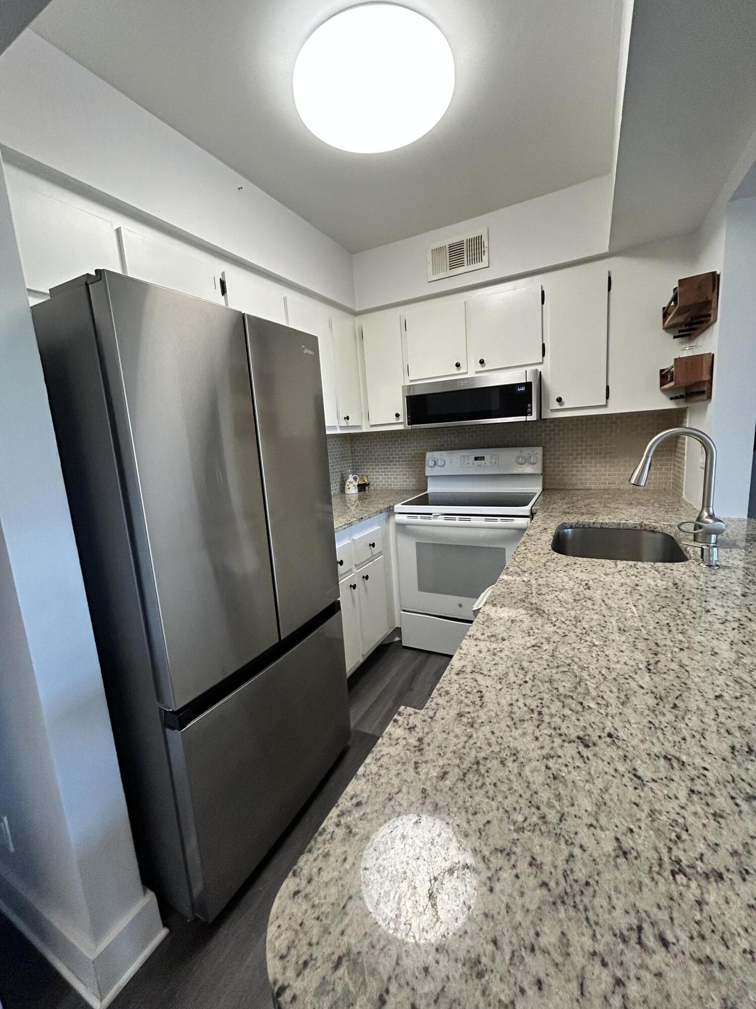 Foto de propiedad en 7154 Golf Colony Court, Greenacres, FL 33467 Greenacres con MLS# 