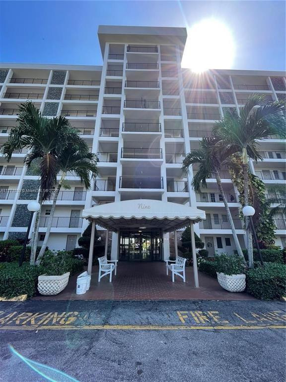 Foto de propiedad en 3100 N PALM AIRE Drive 204, Pompano Beach, FL 33069 Pompano Beach con MLS# 