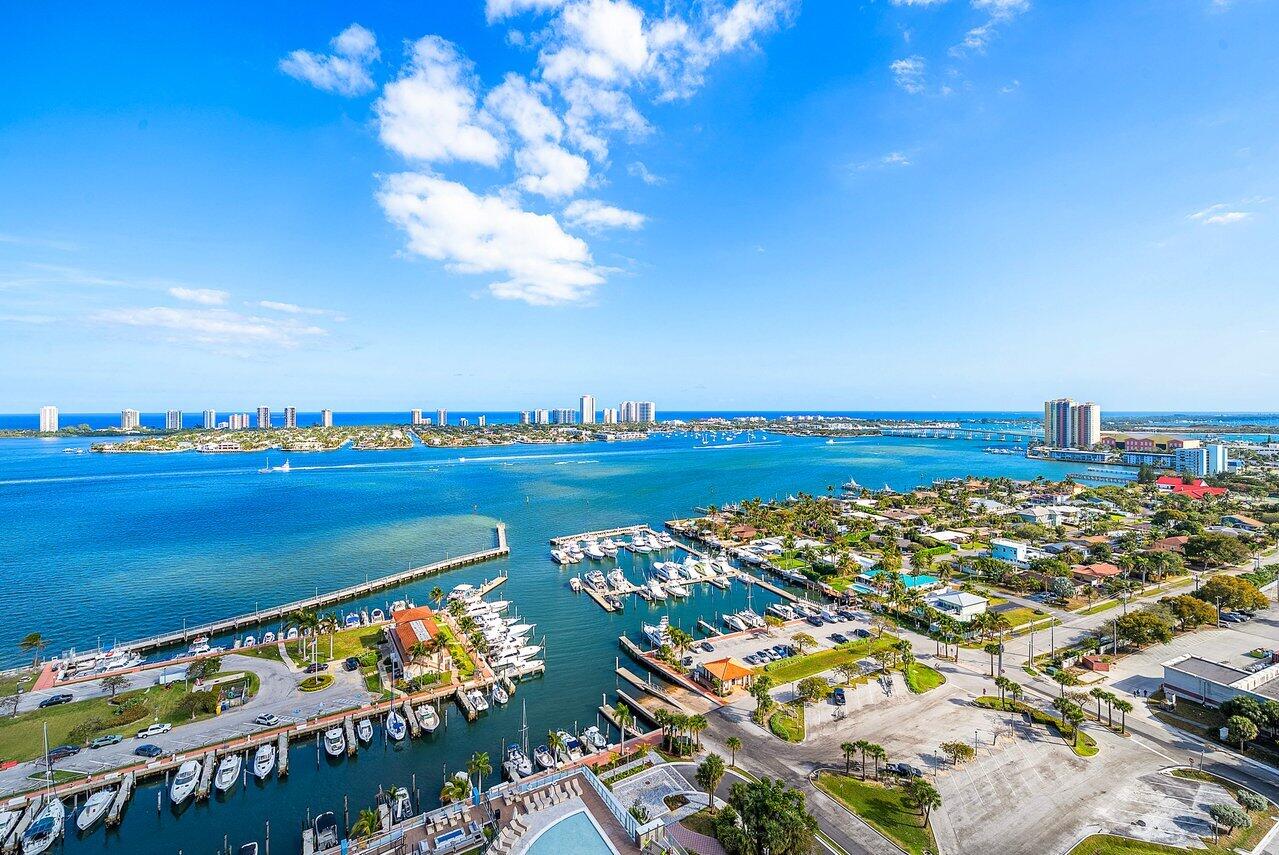 Foto de propiedad en 220 LAKE SHORE Drive 702, Lake Park, FL 33403 Lake Park con MLS# 