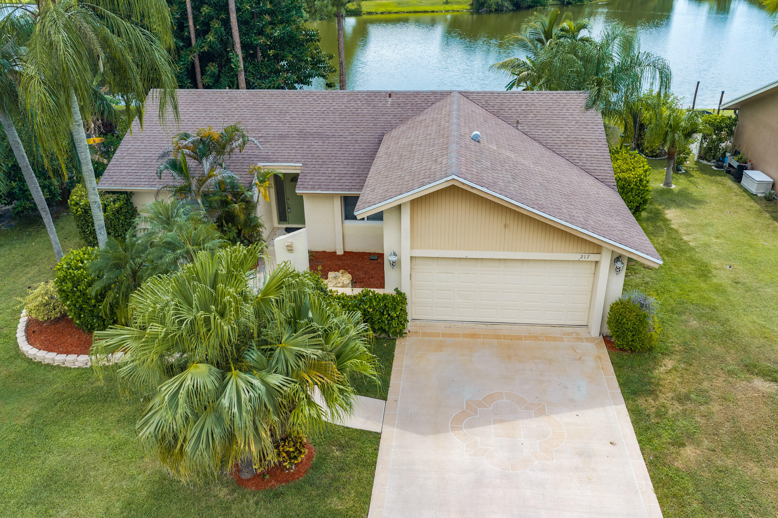 Foto de propiedad en 217 PARKWOOD Drive S, Royal Palm Beach, FL 33411 Royal Palm Beach con MLS# 