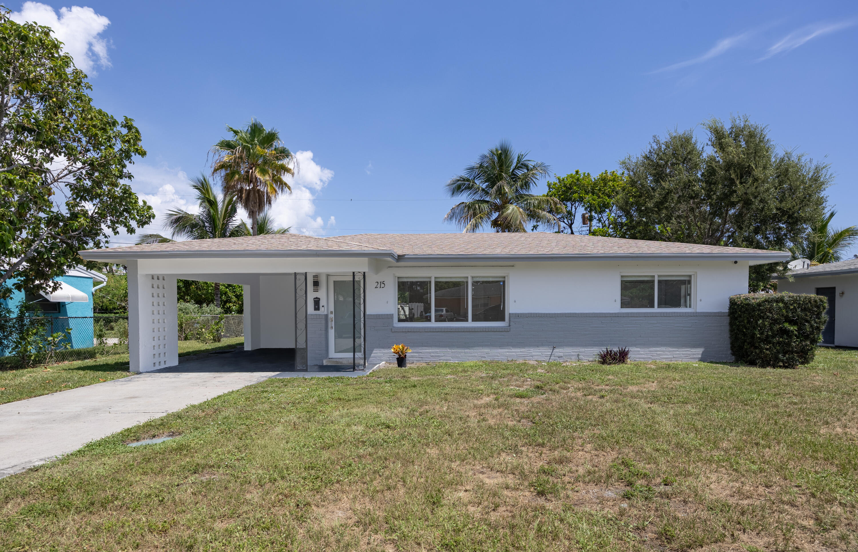 Foto de propiedad en 215 Evergreen Drive, West Palm Beach, FL 33403 West Palm Beach con MLS# 