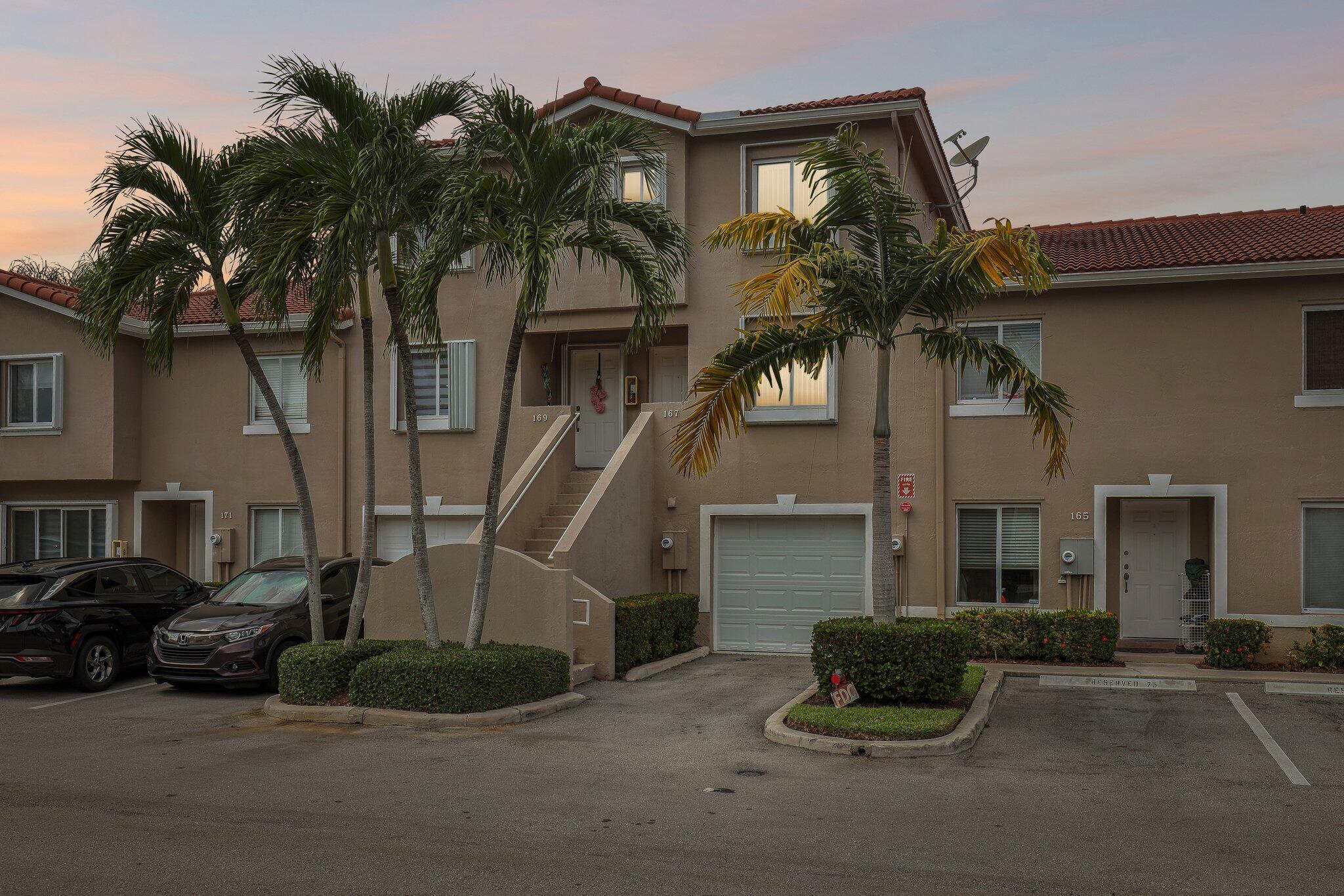 Foto de propiedad en 167 RIVIERA Circle, Weston, FL 33326 Weston con MLS# 