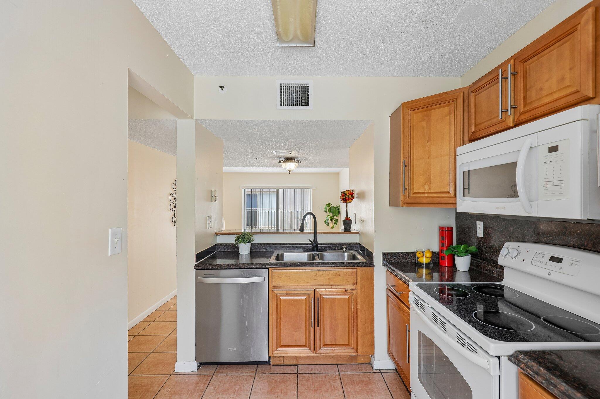 Foto de propiedad en 167 RIVIERA Circle, Weston, FL 33326 Weston con MLS# 