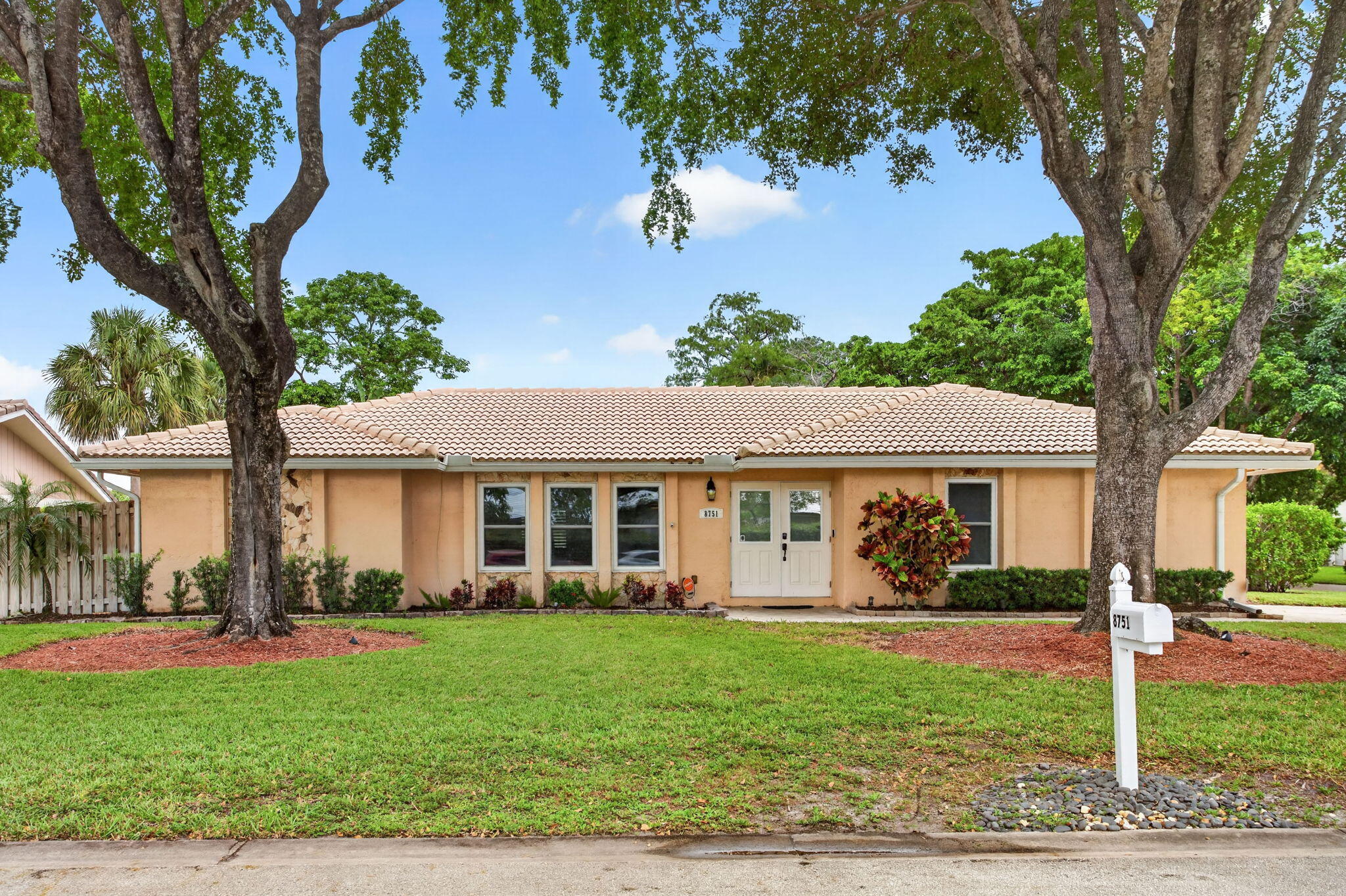 Foto de propiedad en 8751 NW 19th Street, Coral Springs, FL 33071 Coral Springs con MLS# 