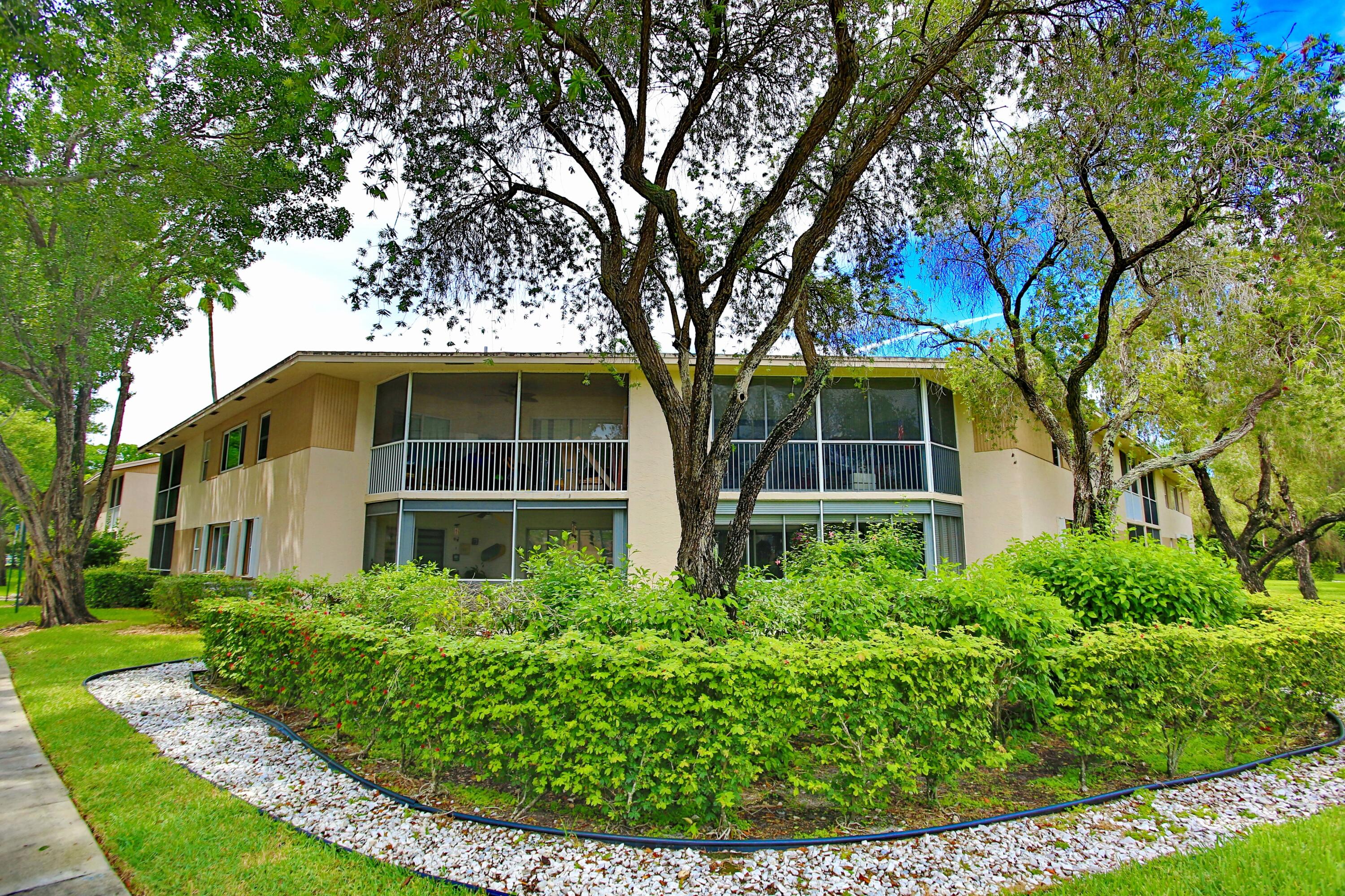 Foto de propiedad en 7553 TRENT Drive 211, Tamarac, FL 33321 Tamarac con MLS# 