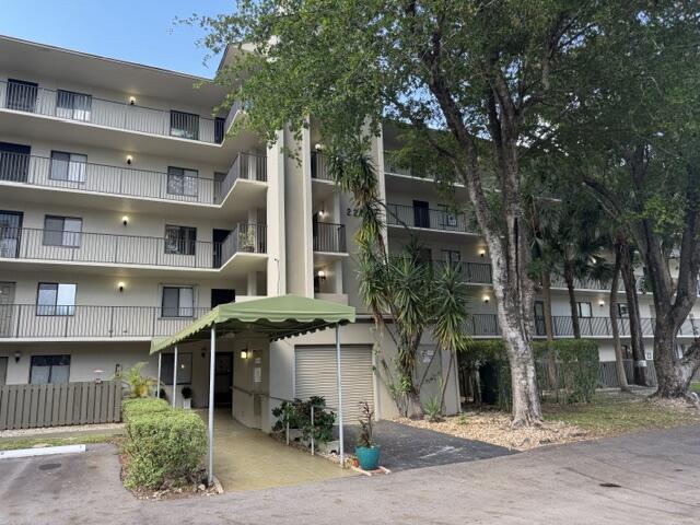 Foto de propiedad en 2209 S CYPRESS BEND Drive 104, Pompano Beach, FL 33069 Pompano Beach con MLS# 