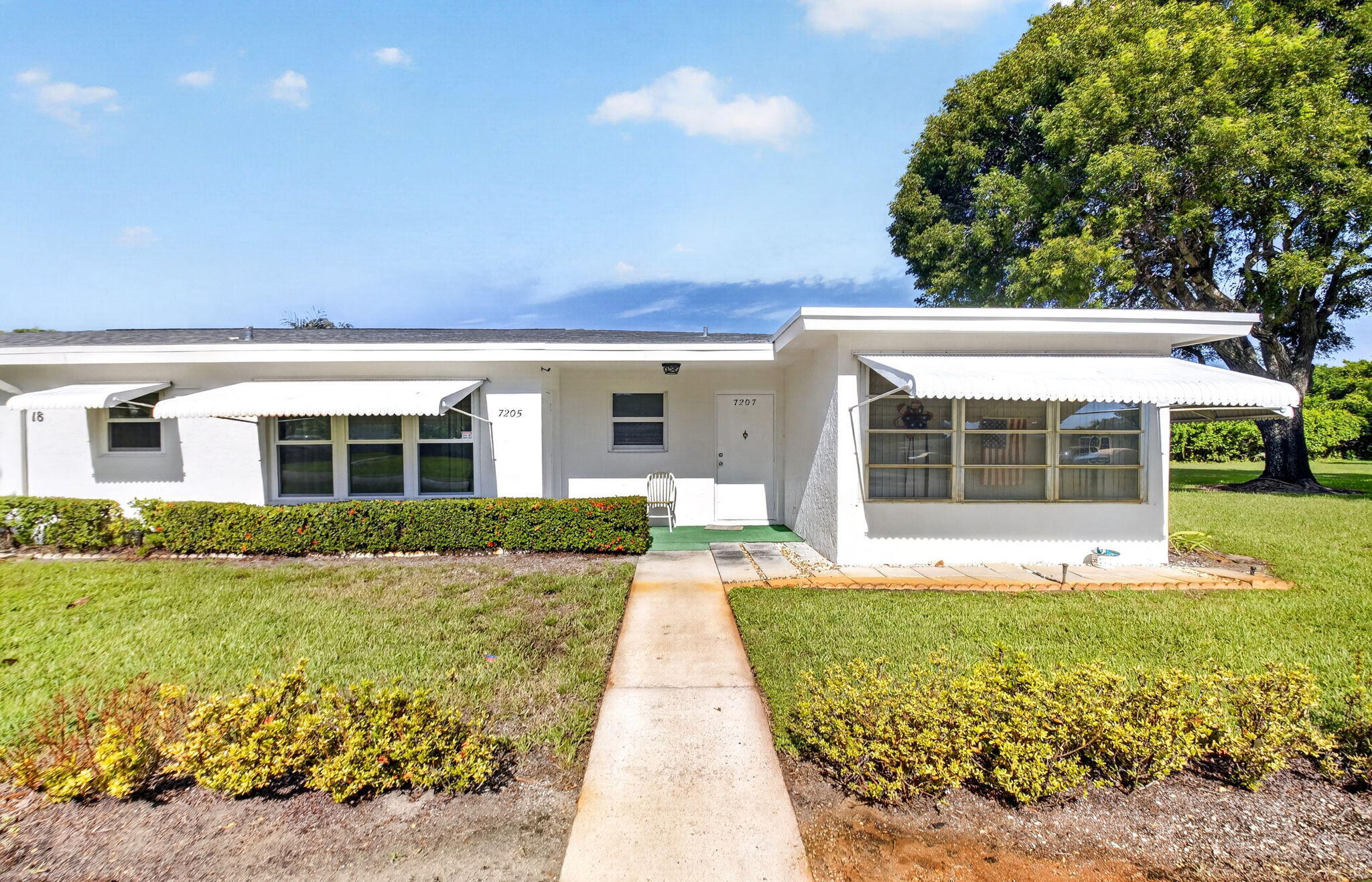 Foto de propiedad en 7205 W OAKRIDGE Circle, Lake Worth, FL 33462 Lake Worth con MLS# 