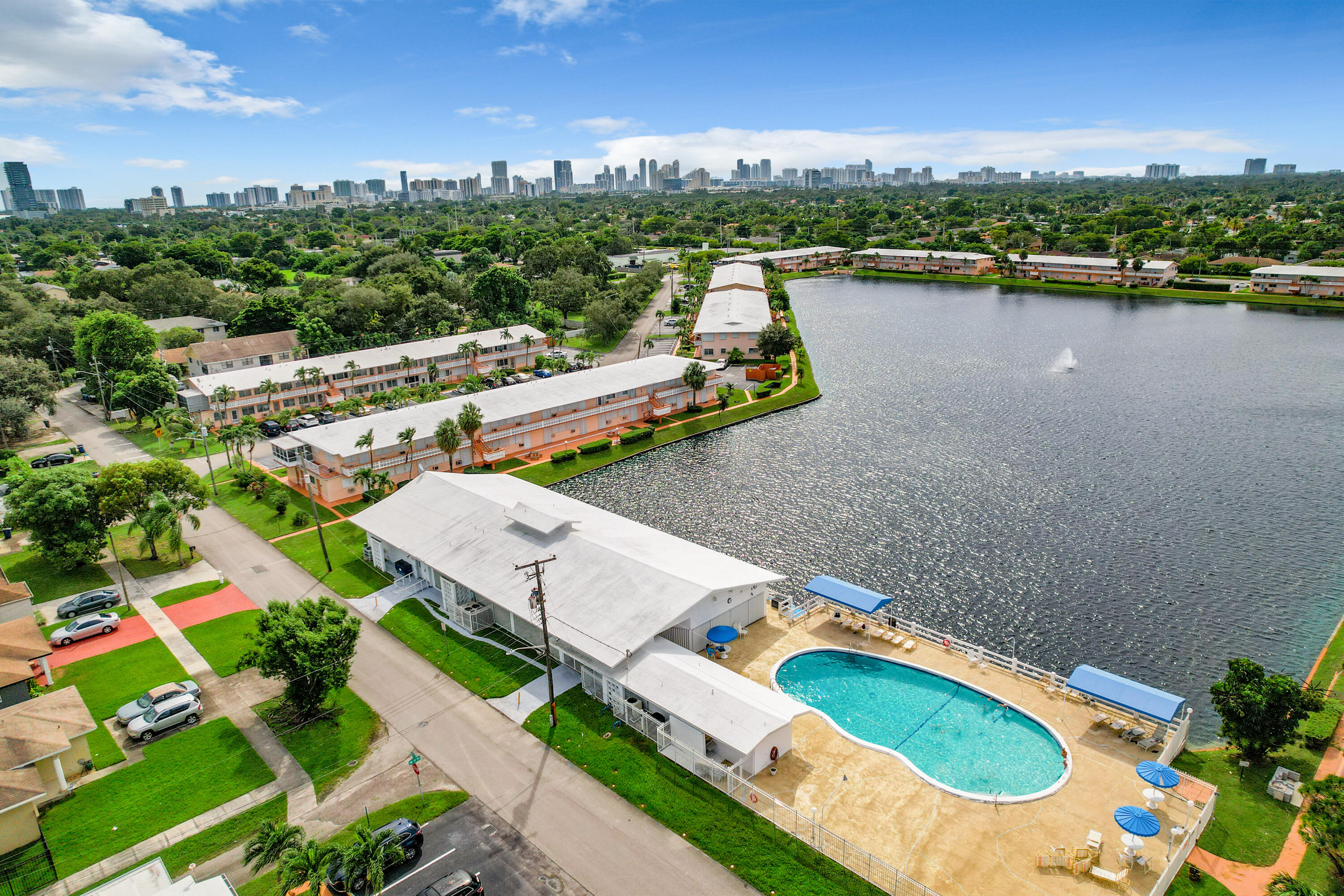 Foto de propiedad en 815 SW 10th Terrace 17V, Hallandale Beach, FL 33009 Hallandale Beach con MLS# 