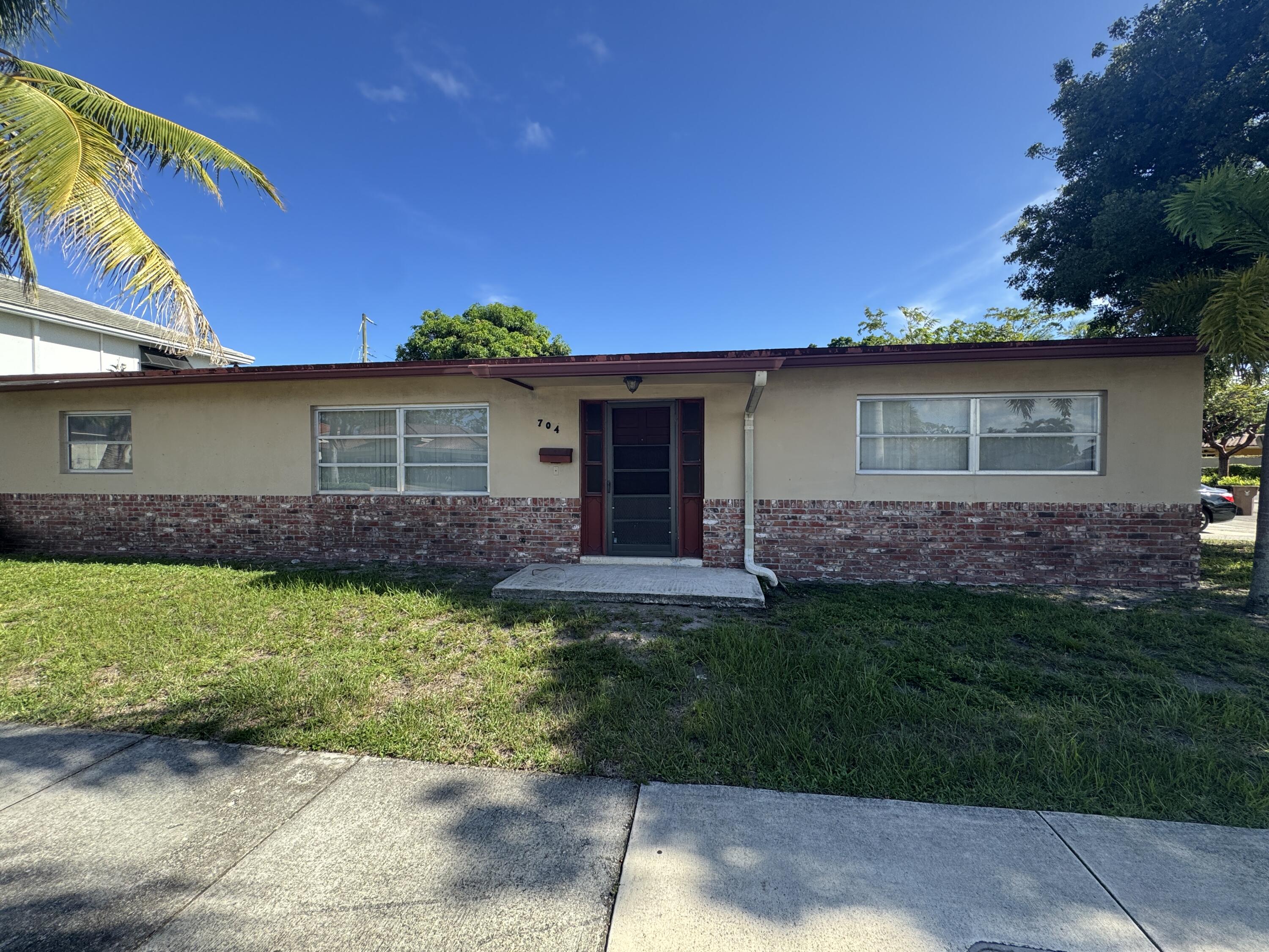 Foto de propiedad en 704 E HILLSBORO Boulevard, Deerfield Beach, FL 33441 Deerfield Beach con MLS# 